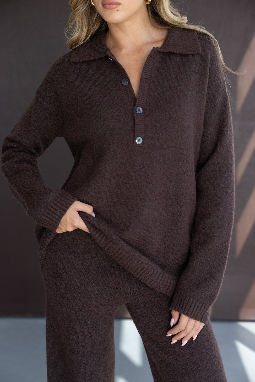 חליפת נשים חום כהה, סריג רך עם כפתורים, מראה חורפי אופנתי לנשים