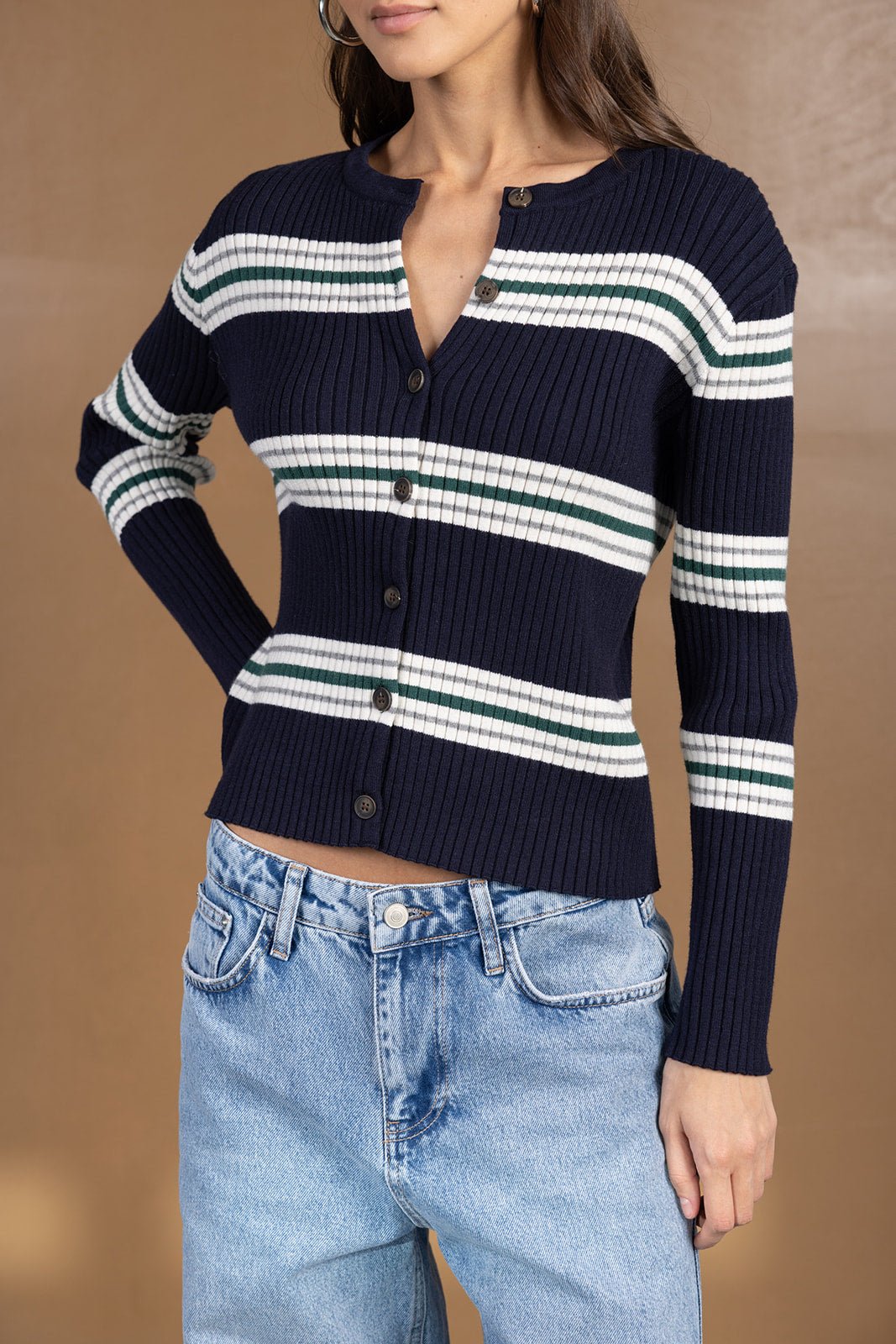 קרדיגן ריב כחול עם פסים לבנים וירוקים, כפתורים, בשילוב ג'ינס לייט אופנתי לנשים
