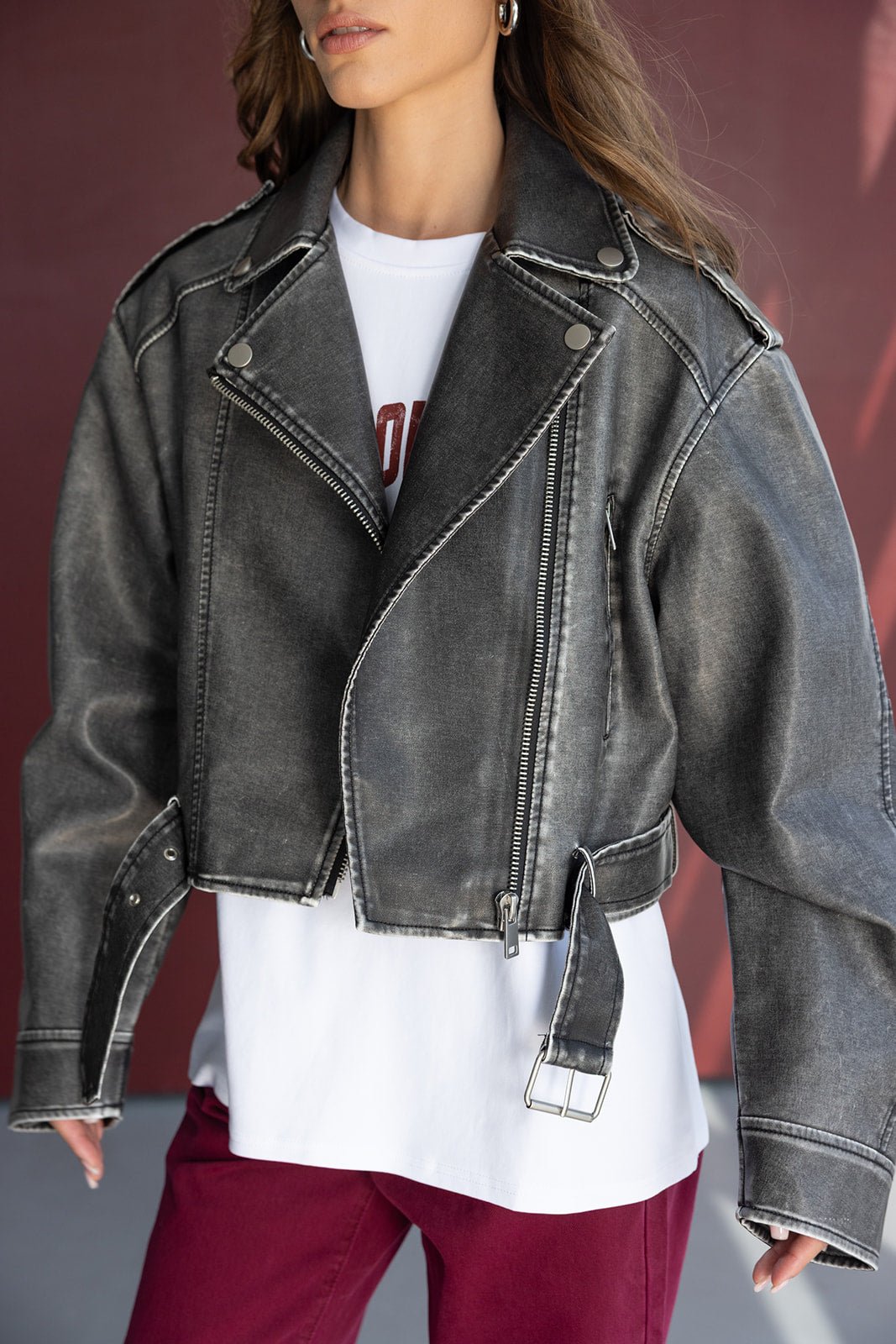 ג'קט ג'ינס שחור קצר לנשים, עם רוכסן וכפתורים, משולב חולצת טי לבנה ומכנסיים בורדו