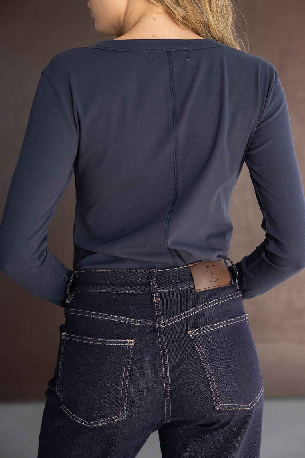 חולצה שרוול ארוך כחולה ומכנסי ג'ינס כהים לנשים אופנה צעירה