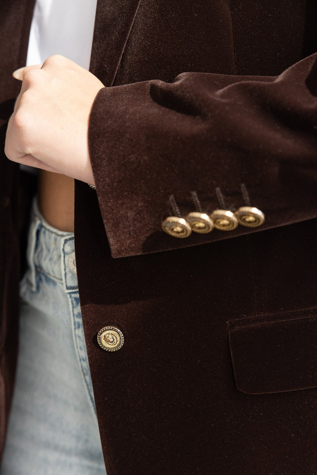 בלייזר קטיפה חום עם כפתורים זהב מעוצבים, בשילוב ג'ינס אופנתי לנשים