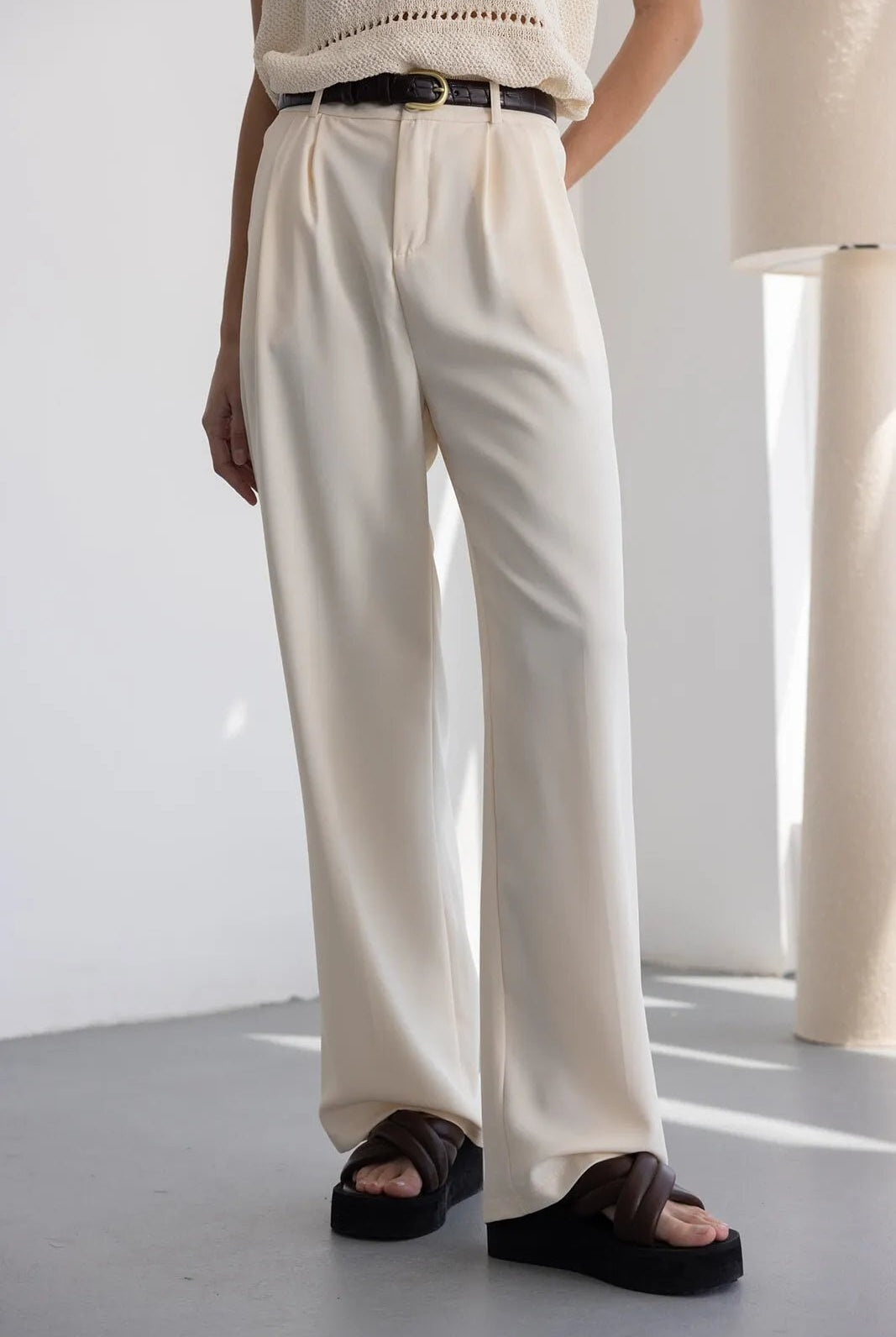 מכנסיים מחויטים לבנים לנשים, בד קליל, חגורת בד כהה וסנדלי פלטפורמה חומות