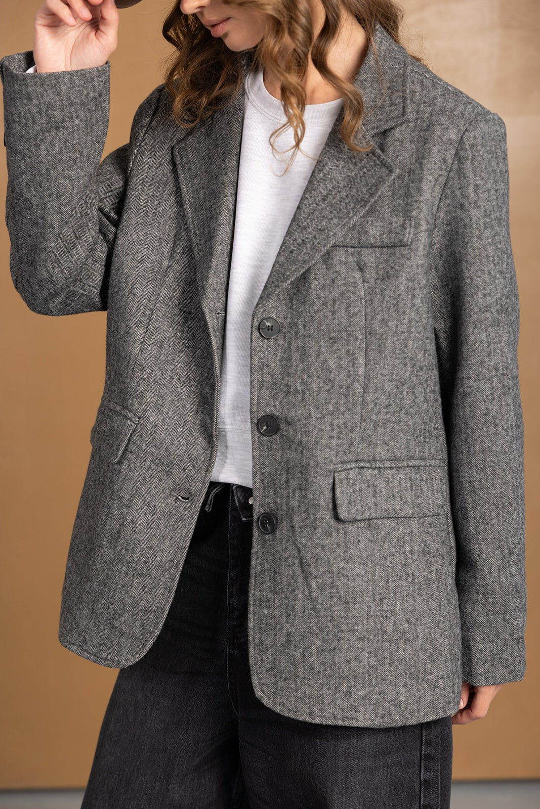 בלייזר נשים אפור מחויט מבד טוויד, משולב עם חולצה לבנה ומכנסיים שחורים