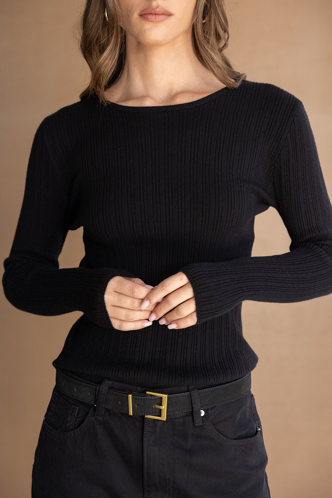 חולצת סריג שחורה עם שרוולים ארוכים, חגורה עם אבזם זהב, אופנה לנשים