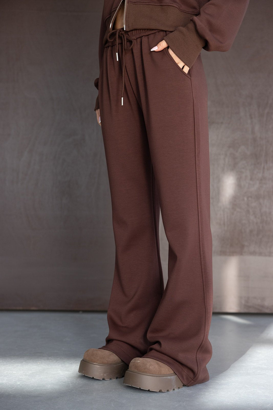 מכנסי טרנינג נשים חומים עם גזרה רחבה, שרוך קשירה ונעליים חומות אופנתיות