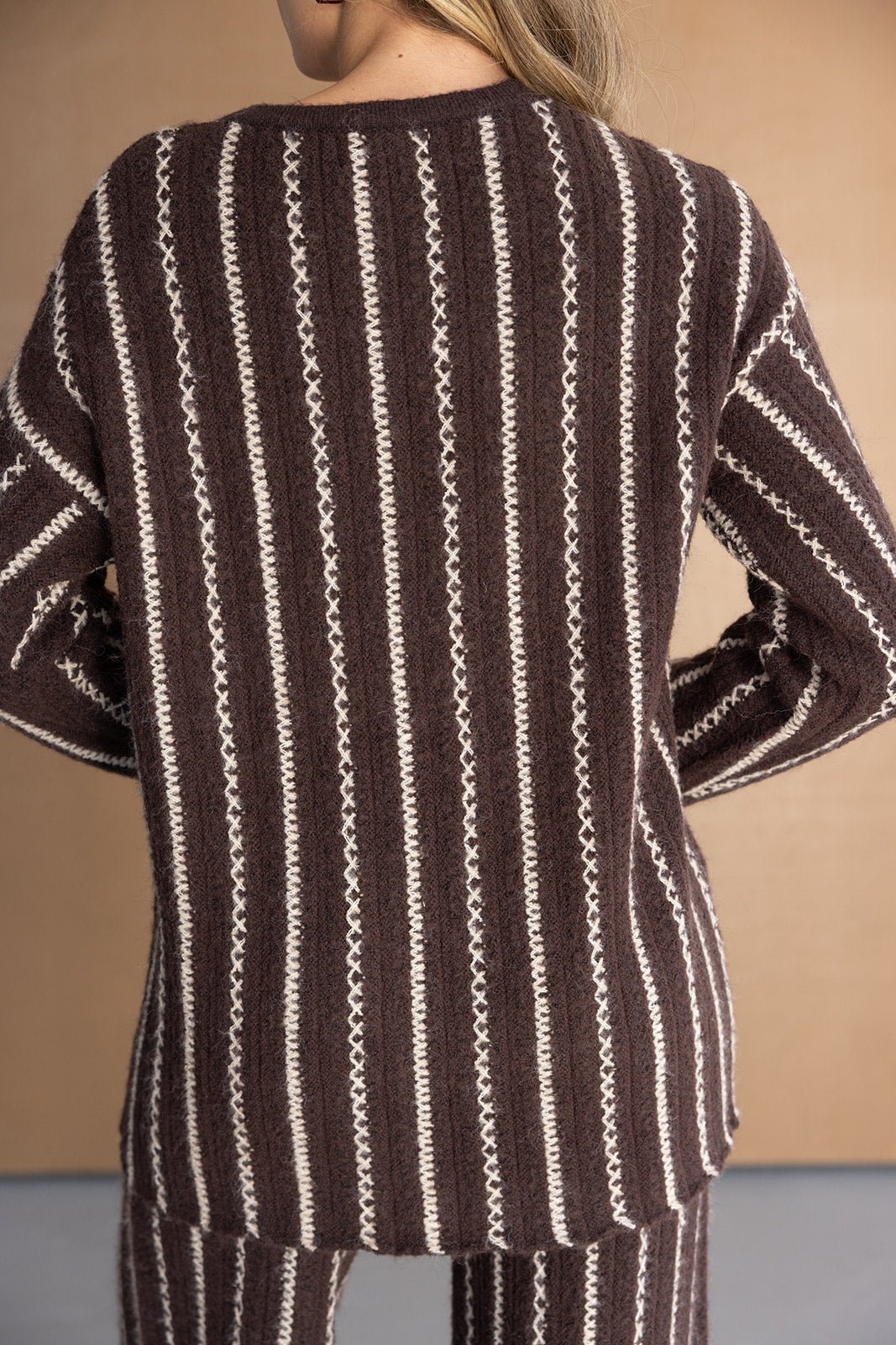 סט סריג חורפי לנשים, חום עם פסים לבנים, דוגמת איקסים, צילום מגב