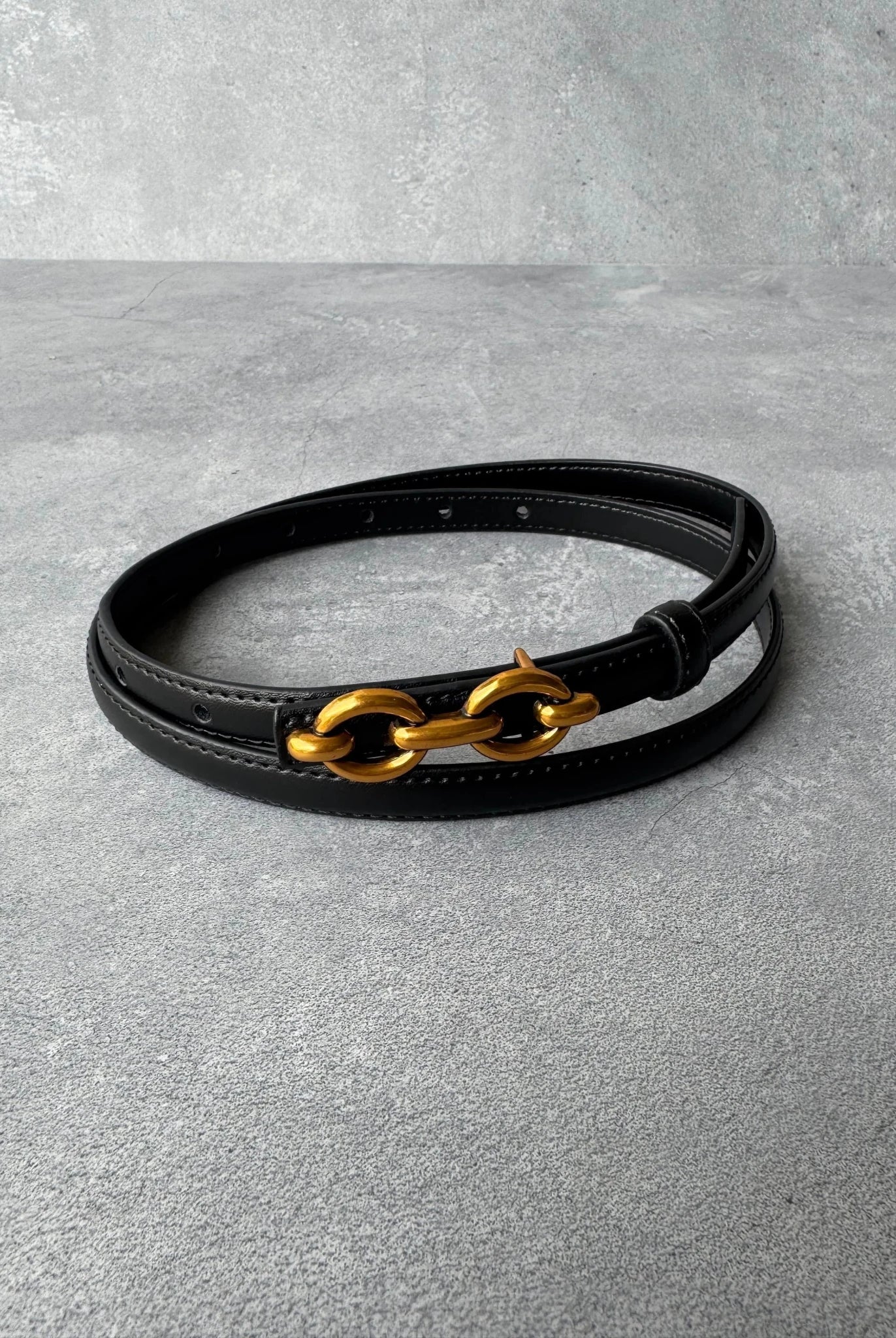 חגורת עור שחורה עם אבזם חוליות מוזהב, אביזר אופנה לנשים