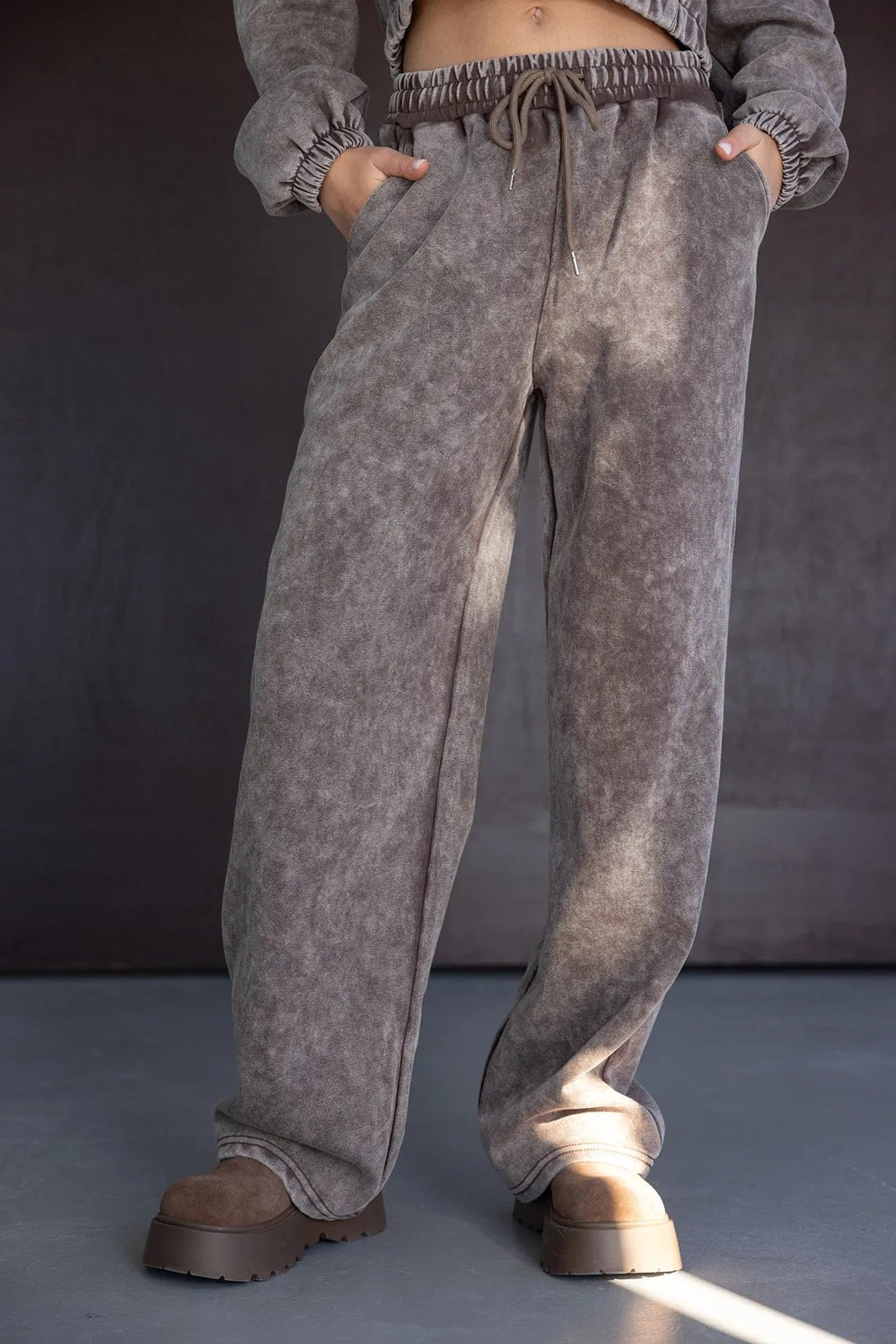 מכנסי טרנינג נשים אפורים עם קשירה, כיסים וצמד עם מגפיים חומים אופנתיים