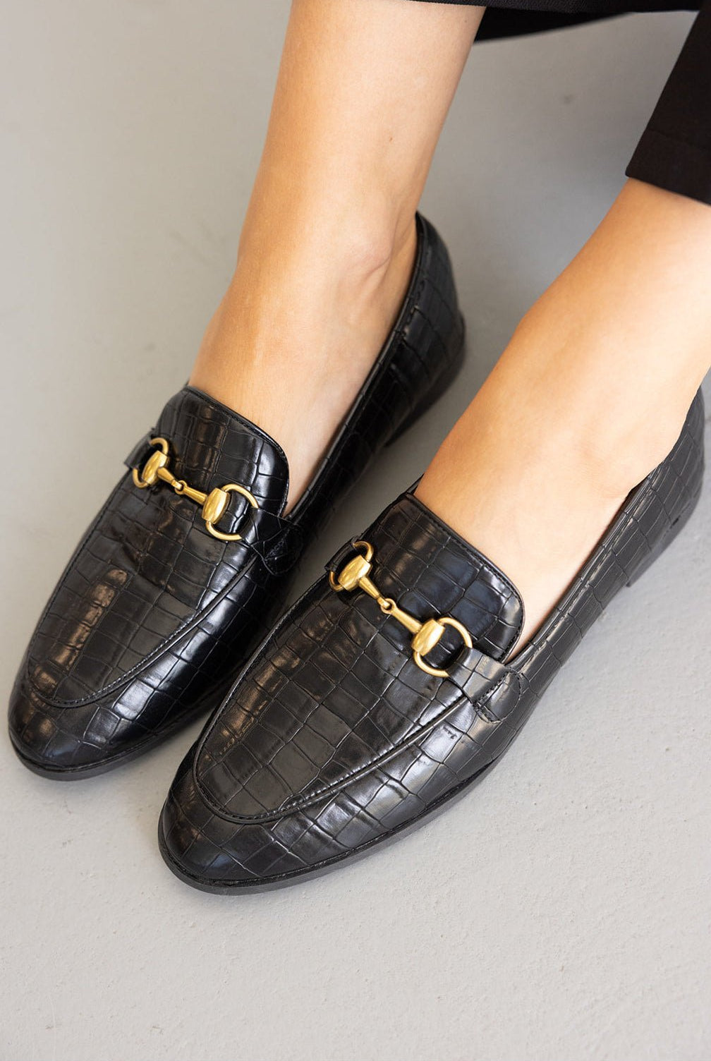 מוקסינים לנשים דמוי עור תנין בצבע שחור עם אבזם זהב, אופנה אלגנטית לנשים