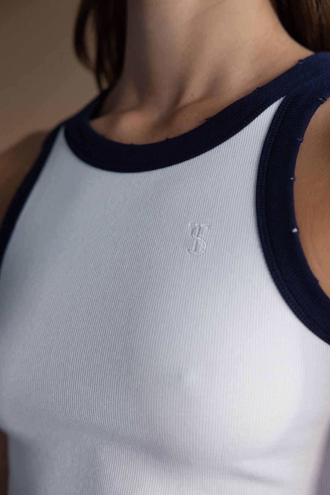 גופיית נשים אופנתית בצבע לבן עם שוליים כחולים, בד ריב, גזרה צמודה