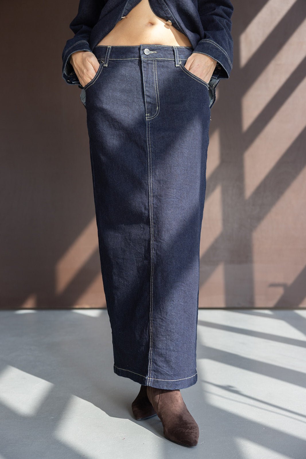 חצאית ג'ינס ארוכה לנשים בצבע כחול כהה, עם כיסים ותפרים בולטים, אופנה טרנדית לנערות