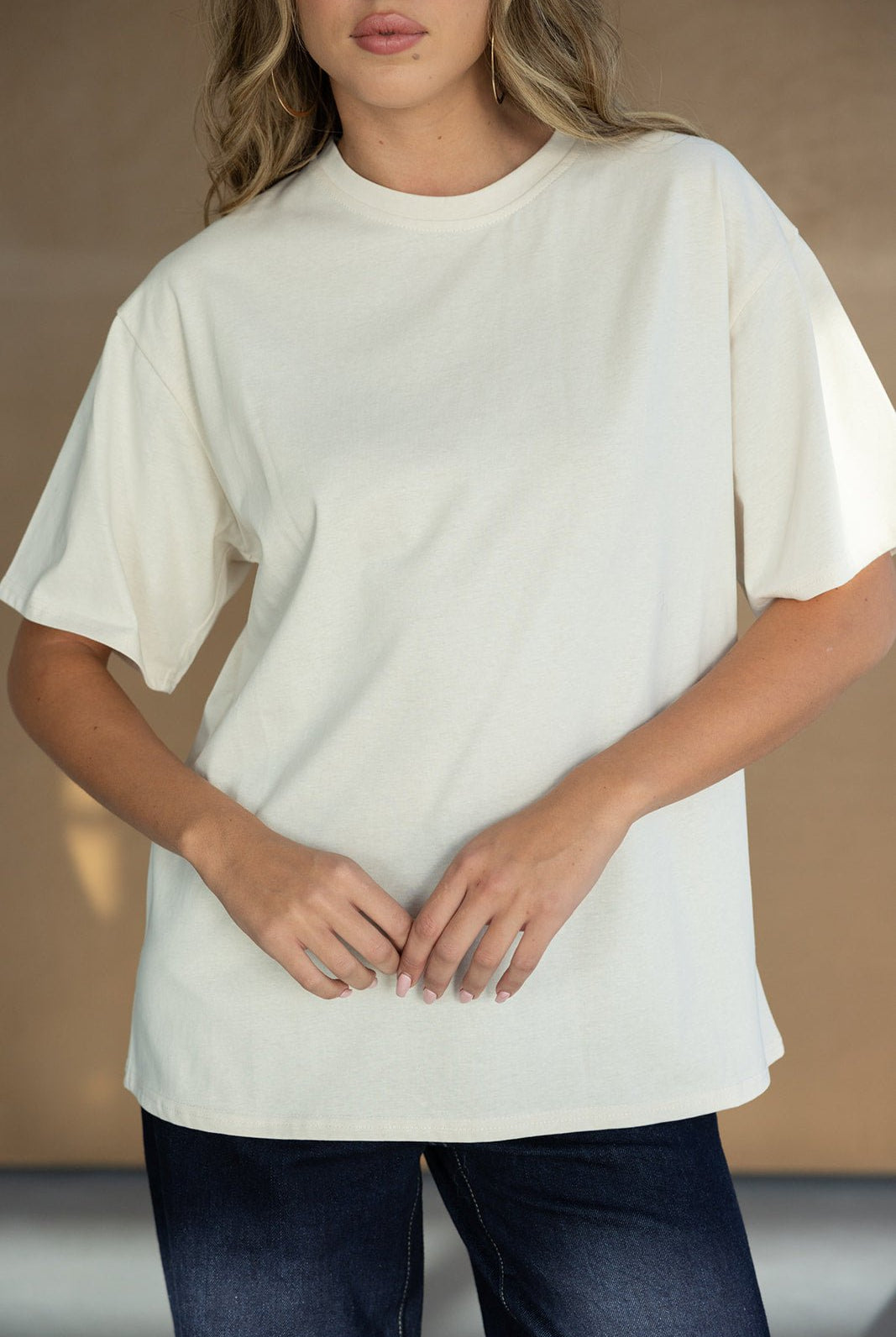 חולצת טי לבנה לנשים, גזרה רחבה, שרוולים קצרים, סטייל קז'ואל אופנתי