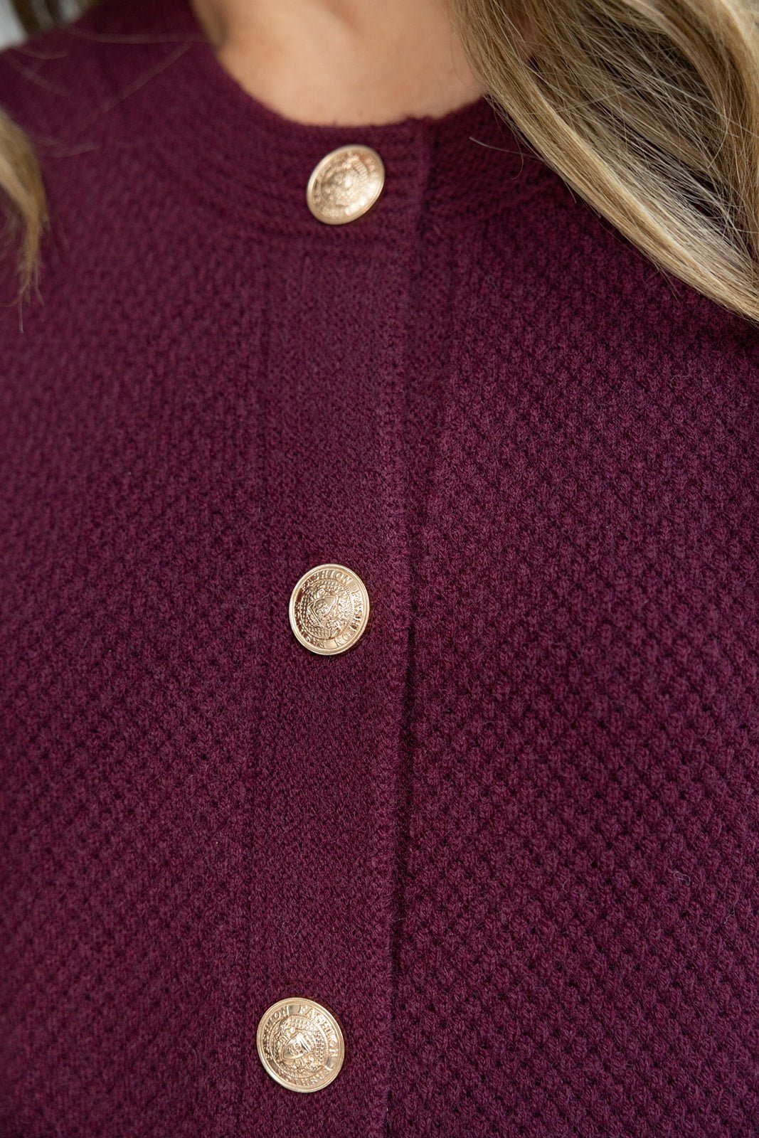 קרדיגן סריג בורדו לנשים עם כפתורי זהב, טקסטורה עדינה, אופנה חורפית לנערות