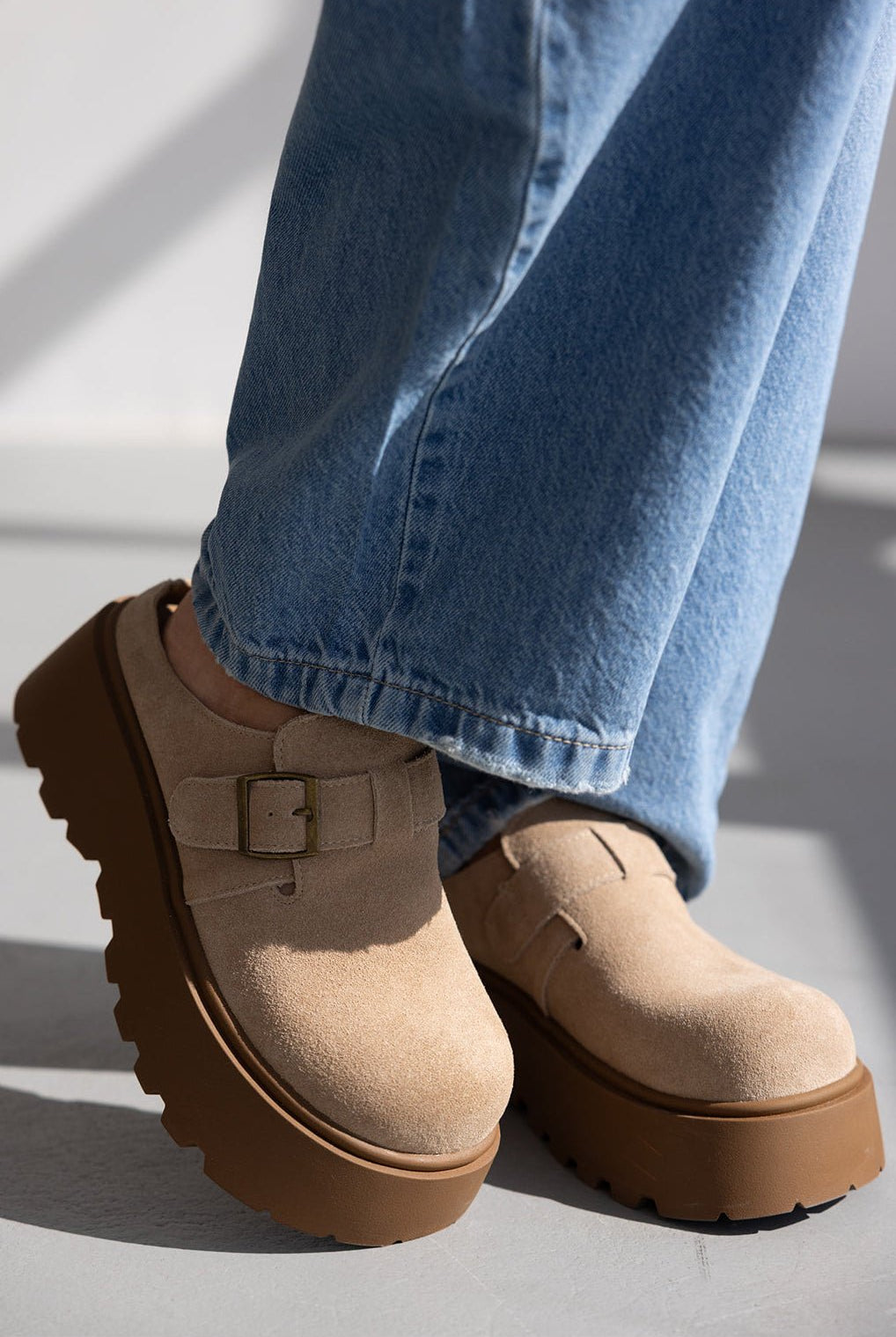 נעליים טרנדיות לנשים בז׳ עם סוליה מוגבהת, טבעת אבזם, ג׳ינס כחול