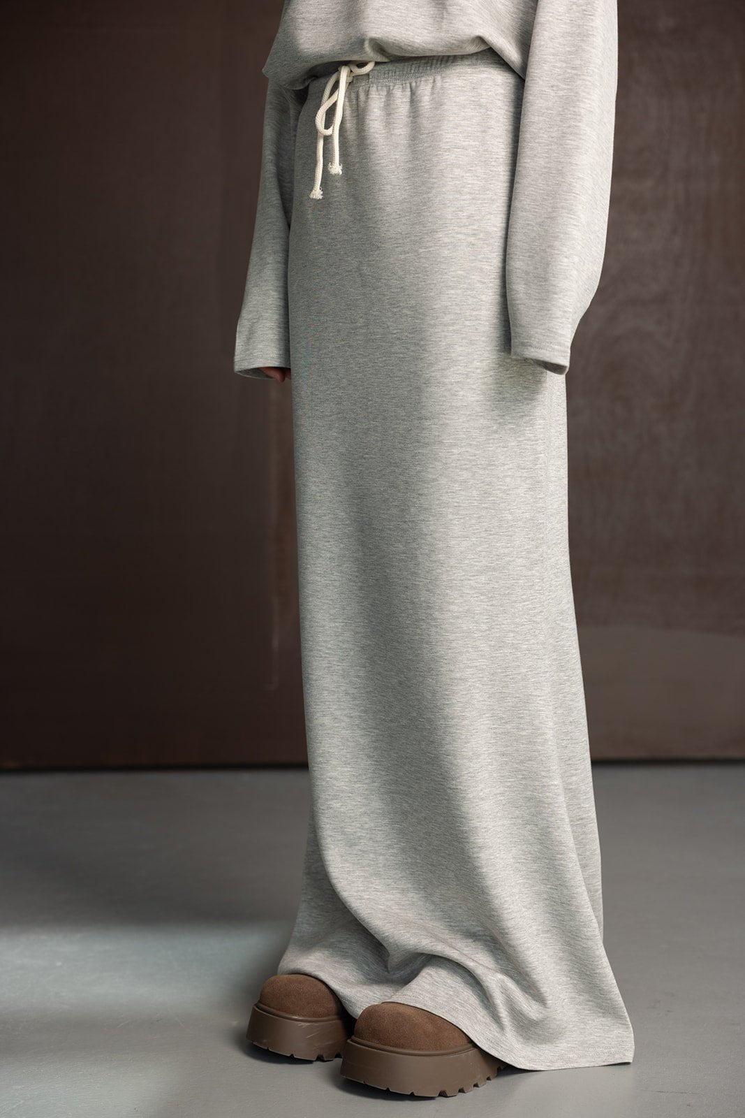 חצאית ספורט ארוכה בצבע אפור לנשים עם שרוך קשירה ונעליים חומות אופנתיות