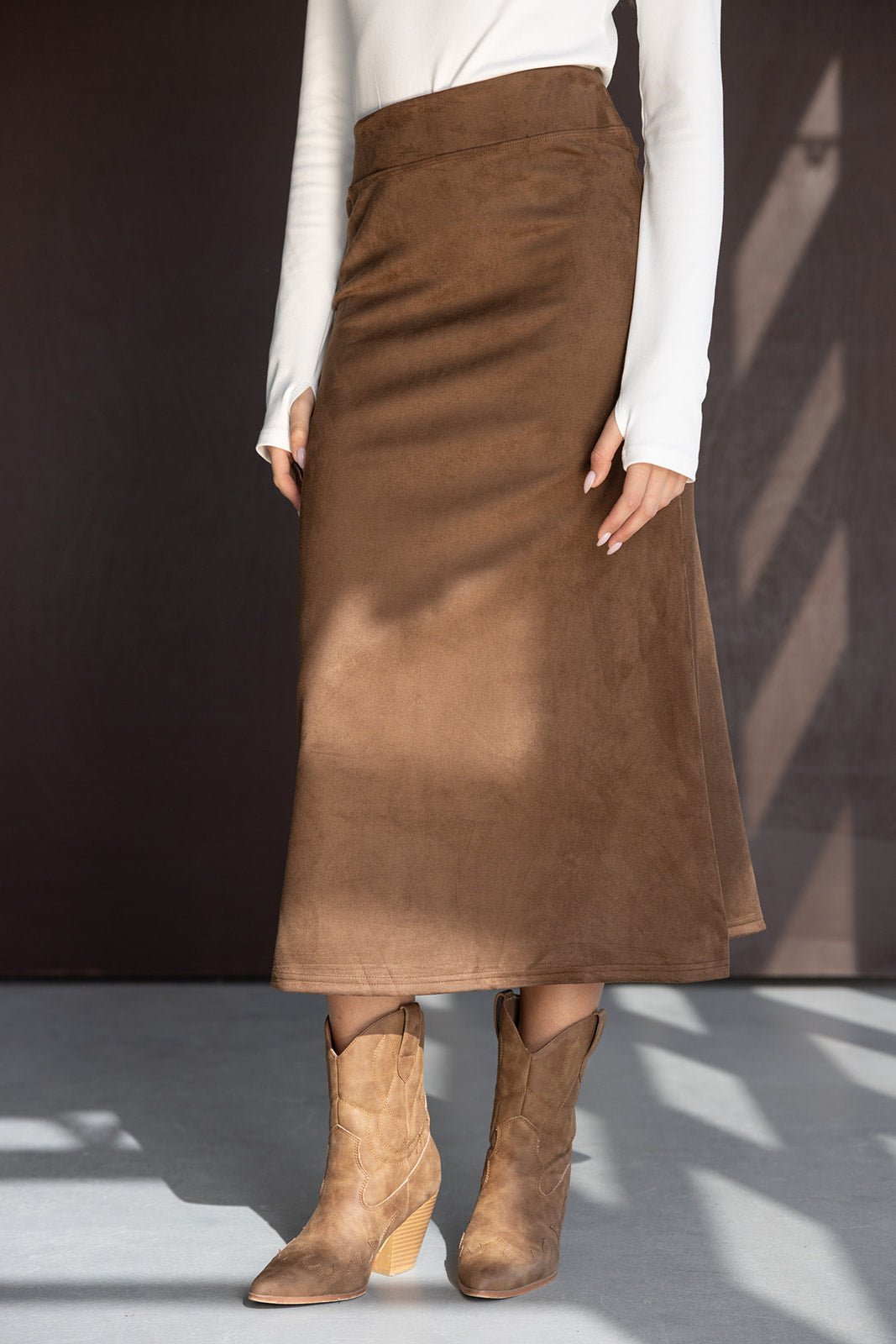 חצאית חום מידי מבד זמש עם מגפיים חומים, אופנה לנשים עדכנית