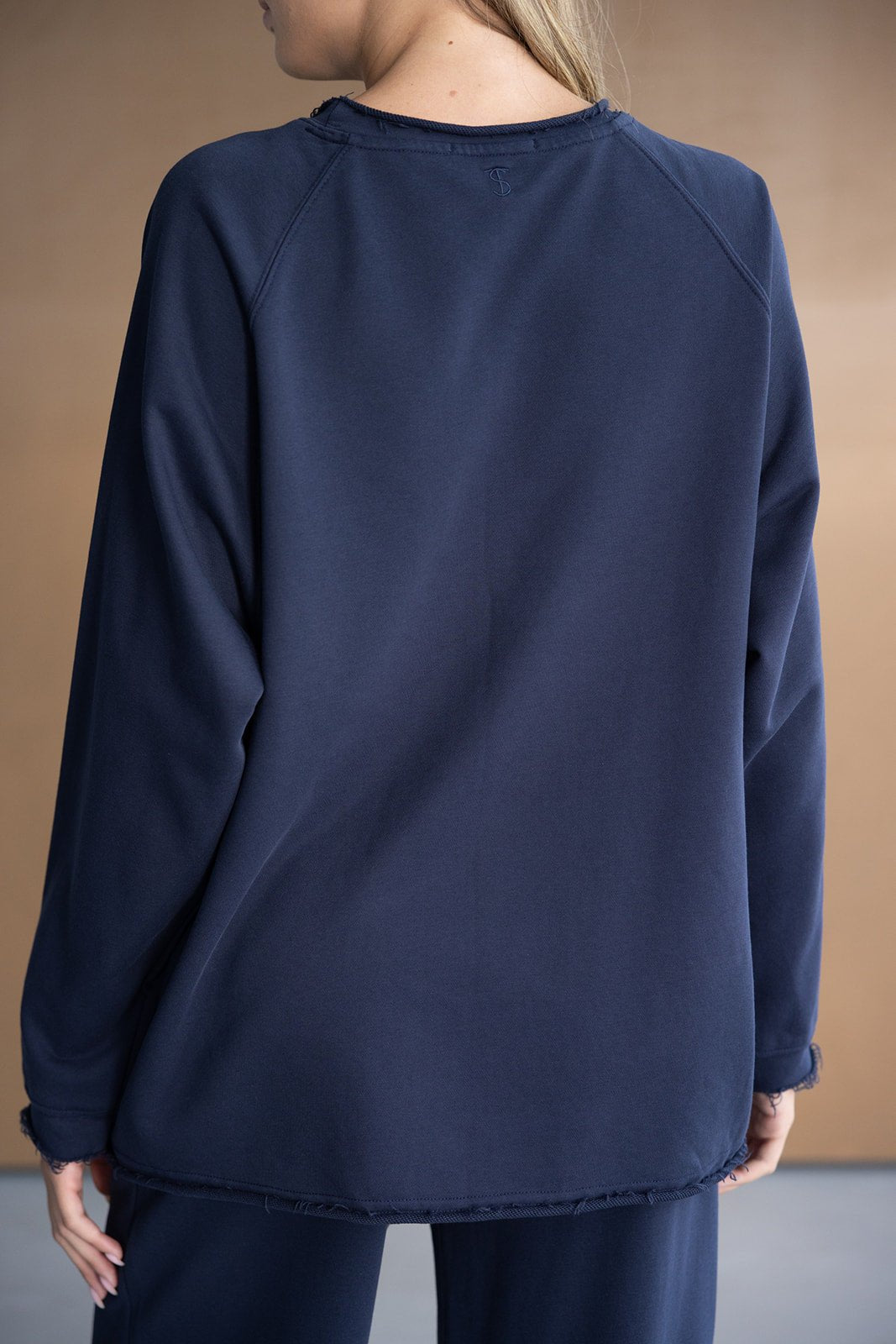 סווטשירט נשים בצבע כחול כהה עם גזרה רחבה, מבט מאחור, שרוולים ארוכים, אופנת נשים עדכנית