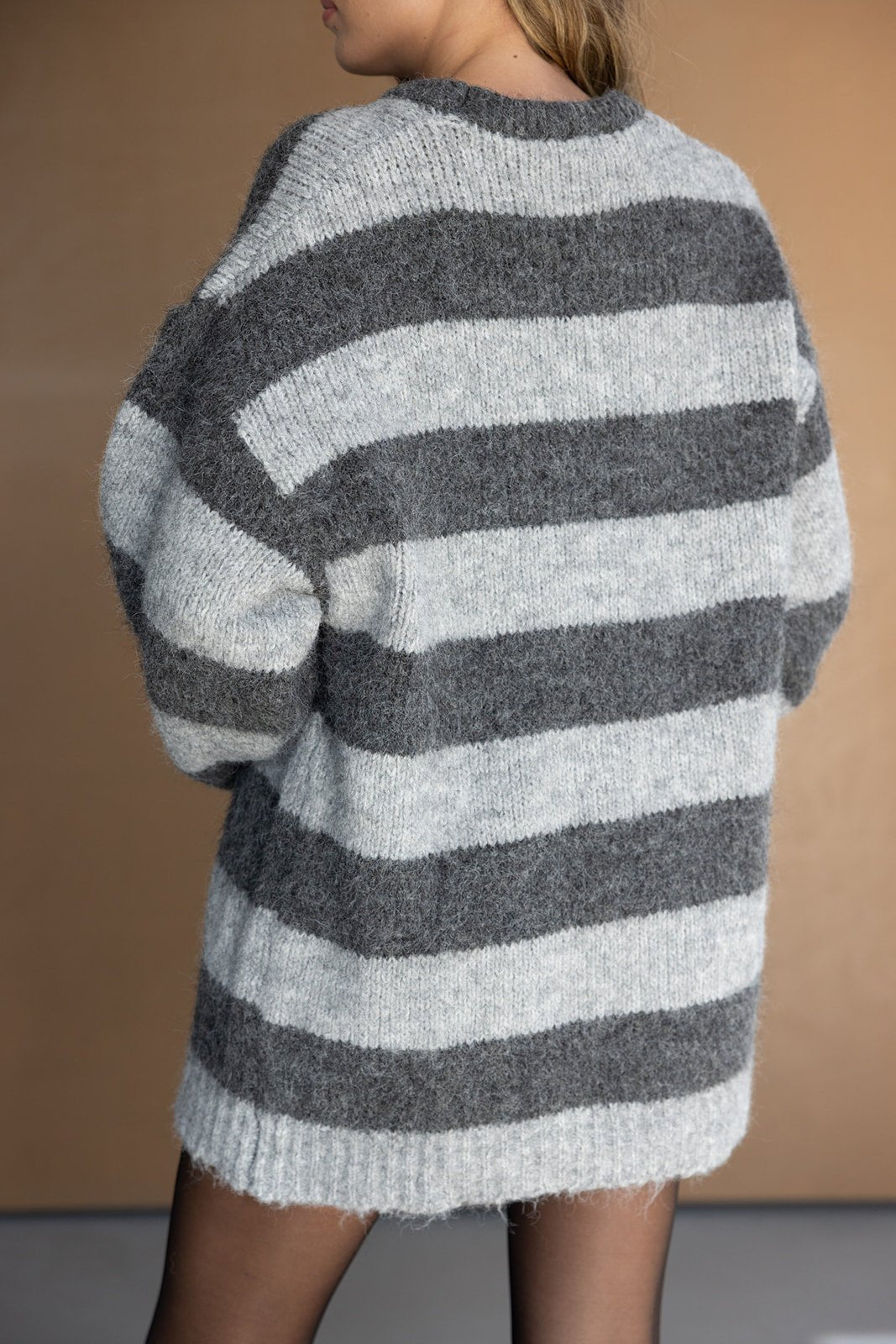 סוודר אוברסייז לנשים עם פסים אפורים ולבנים בגזרת בוקסי, טרנד חורף אופנתי