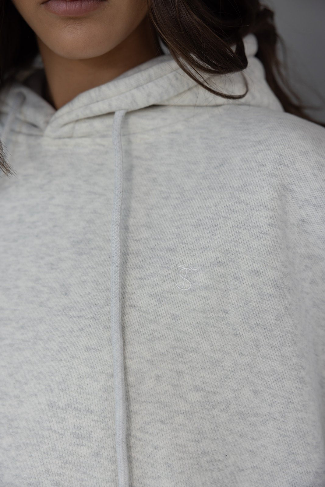 קפוצ׳ון נשים אופנתי צבע שמנת בד רך עם רקמת אות S, צילום תקריב עליון