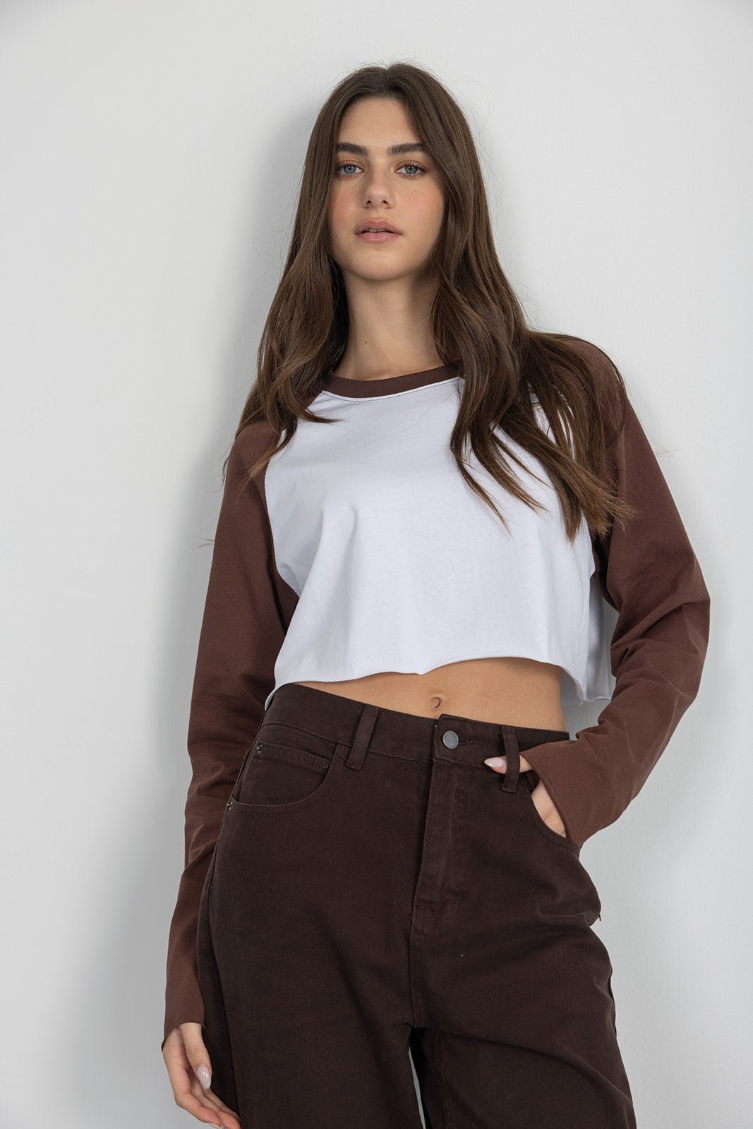 חולצת קרופ ג'סי | חומה - TwentySix