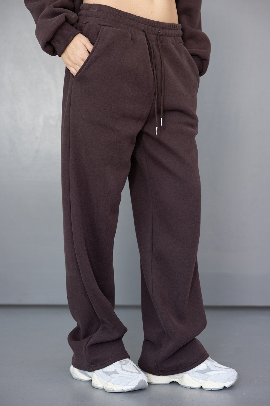 מכנסי טרנינג נשים חומים בגזרה רחבה עם גומי במותן, אופנה לנשים, צילום בסטודיו