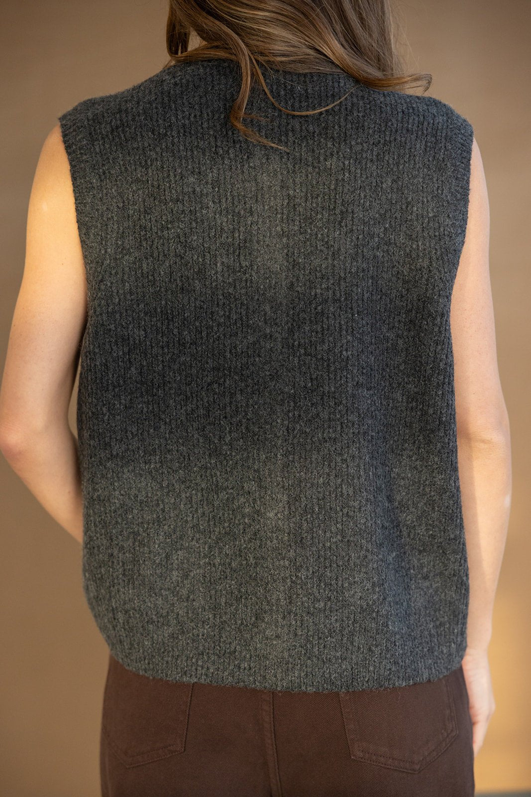 ווסט סרוג לנשים בצבע אפור כהה, מראה אחורי, בגדי אופנה חורף לנערות