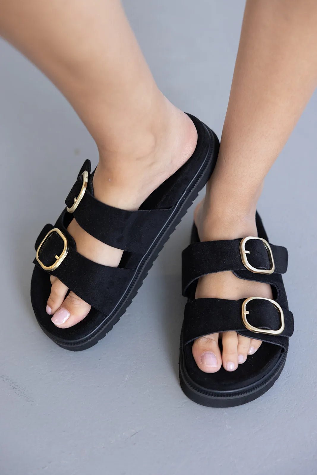 סנדלים לנשים בצבע שחור עם שתי רצועות ואבזמים מוזהבים, אופנת קיץ