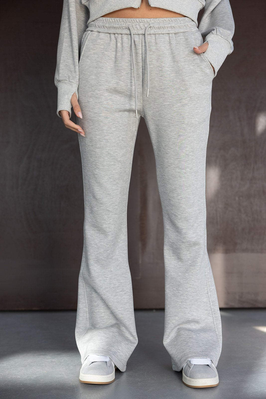 מכנסי טרנינג אפור בהיר לנשים בגזרה רחבה, בד רך, ספורטיבי ואופנתי לבילוי יומיומי