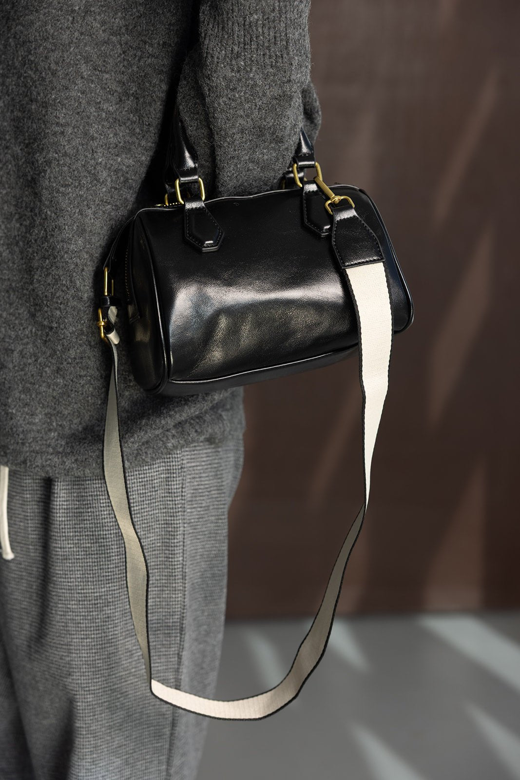 תיק צד קטן מעור שחור עם רצועת בד לבנה, אופנה לנשים ונערות, לוק חורפי אלגנטי