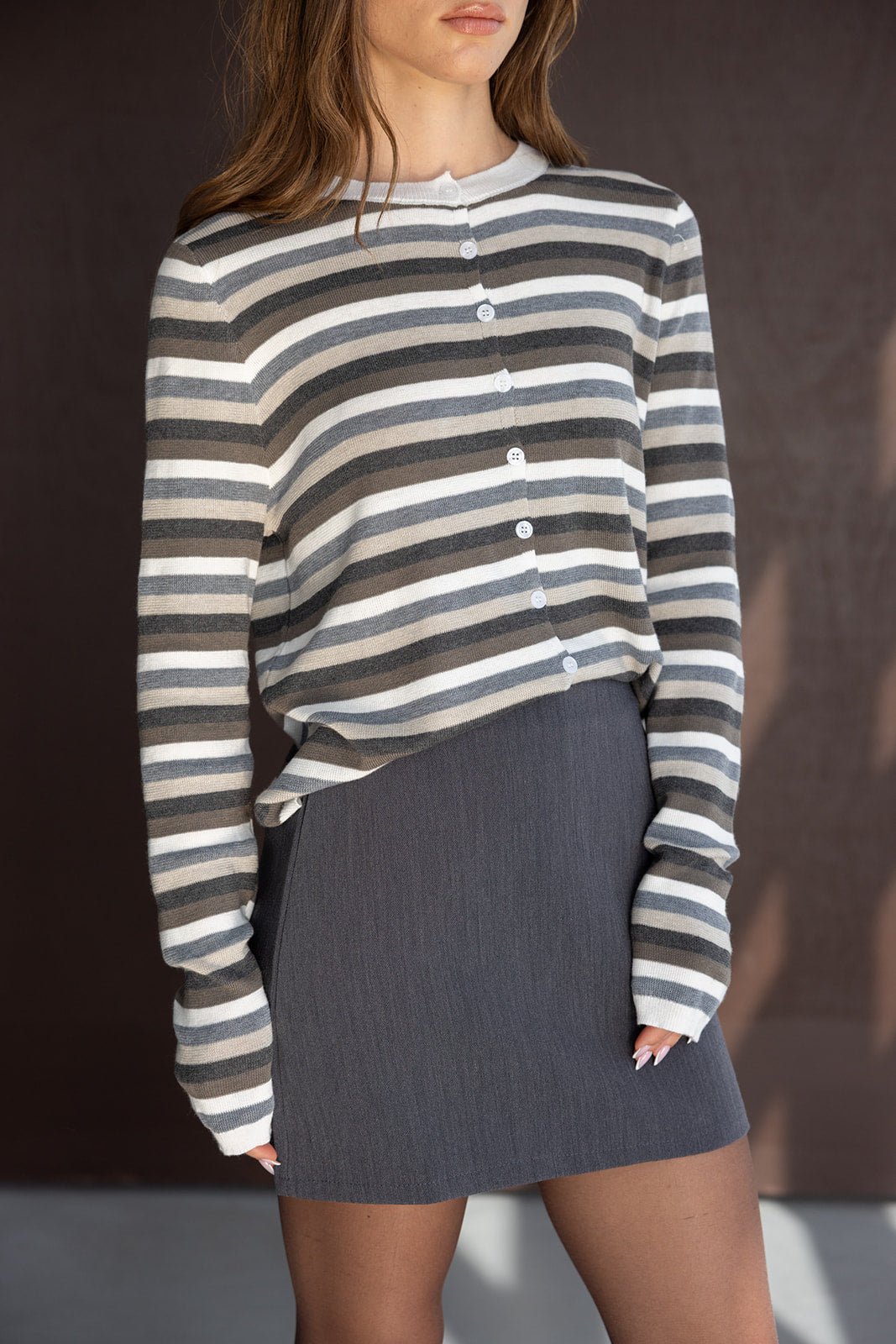 חולצת קרדיגן פסים אפור ולבן עם חצאית מיני אפורה, אופנת נשים עדכנית