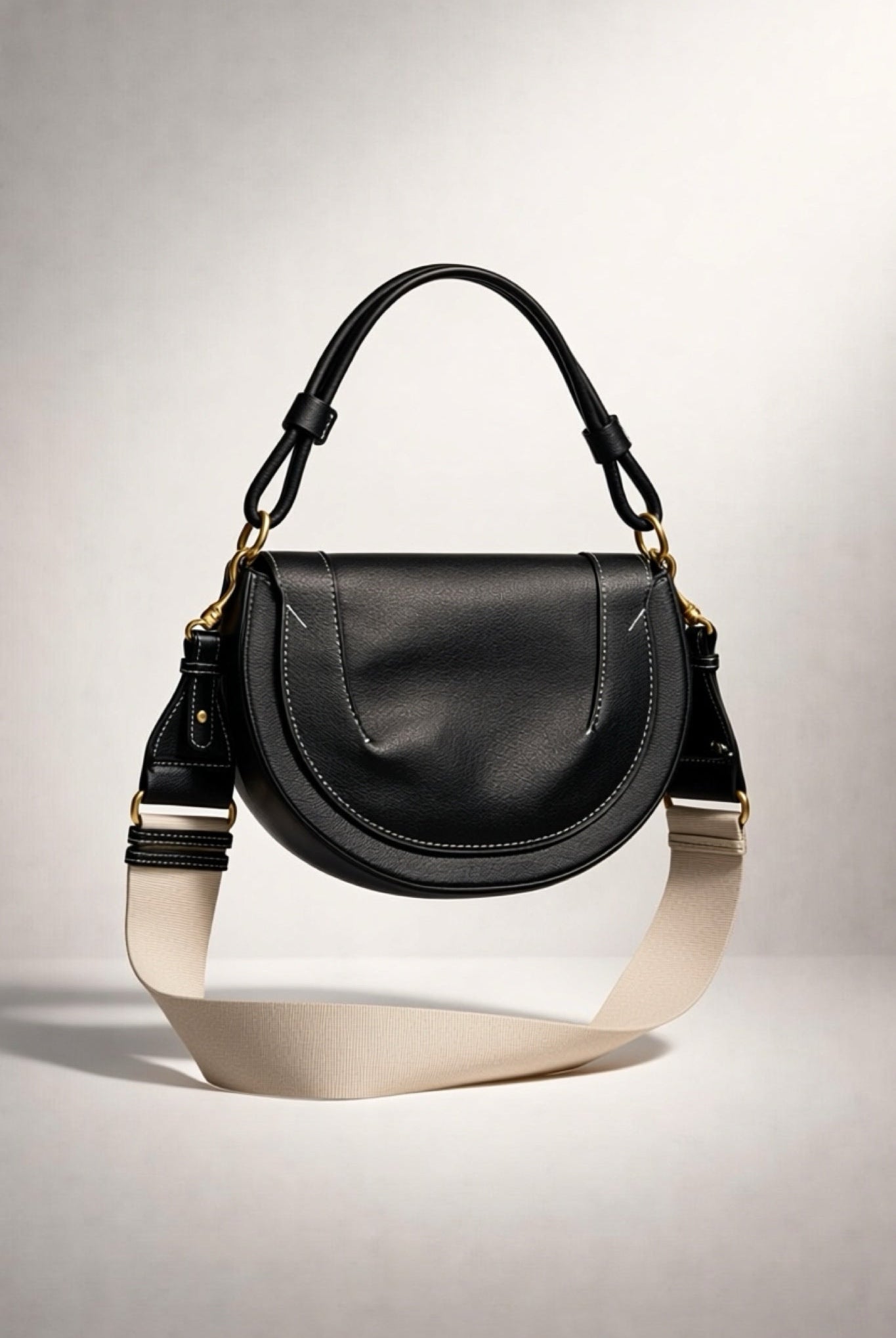 תיק צד נשים אופנתי מעור מלאכותי בצבע שחור עם רצועת בד עבה בהירה, מתאים לאופנת קיץ וסתיו