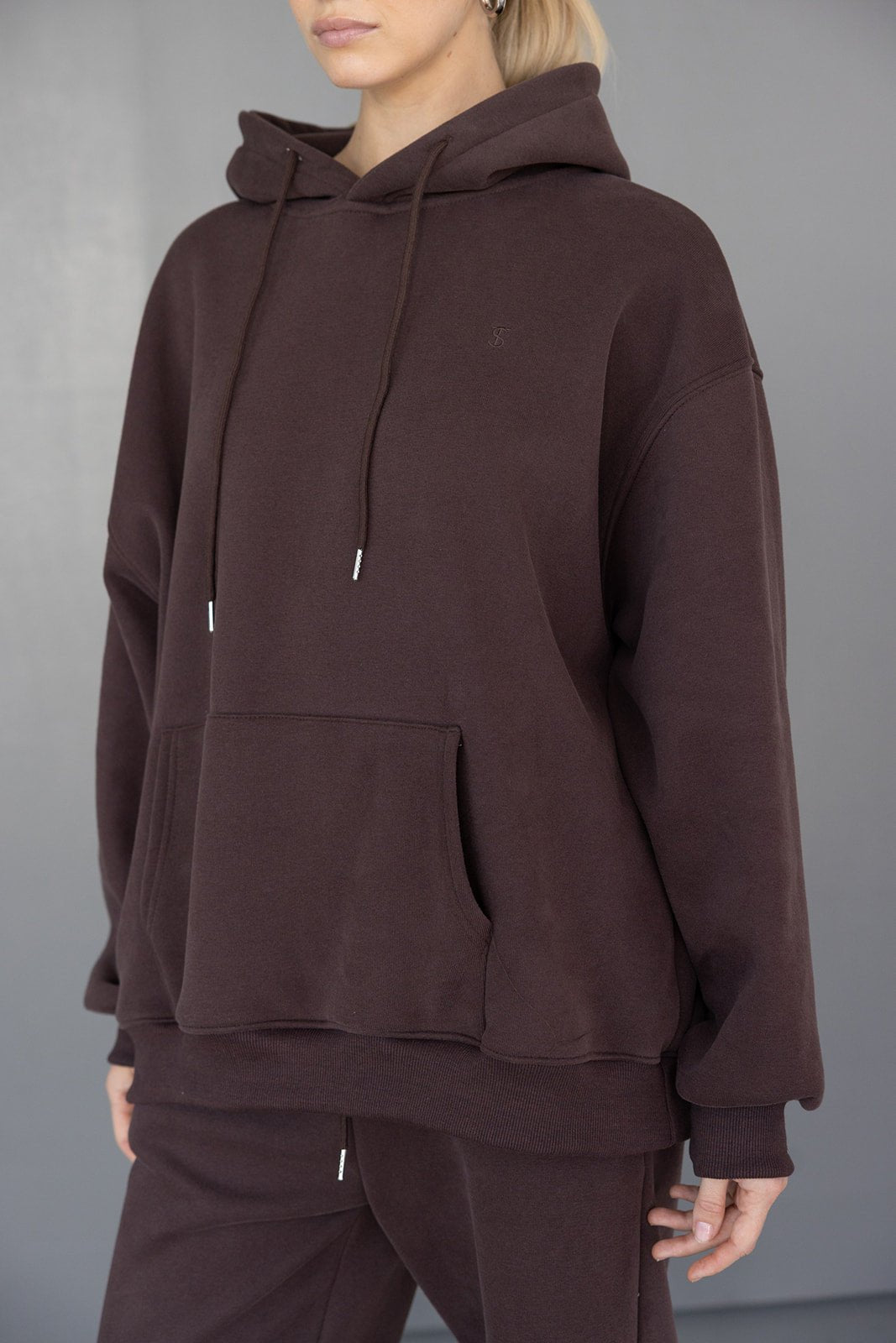 סט אוברסייז נשים בצבע חום כהה, קפוצ'ון עם כיס קדמי ומכנס תואם, עיצוב קז'ואל אופנתי