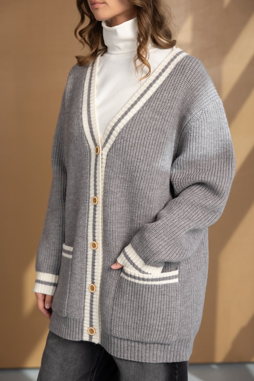 קרדיגן נשים אפור בעיצוב וינטג', כפתורים עץ, צווארון V, סריג חורף עם פסים לבנים