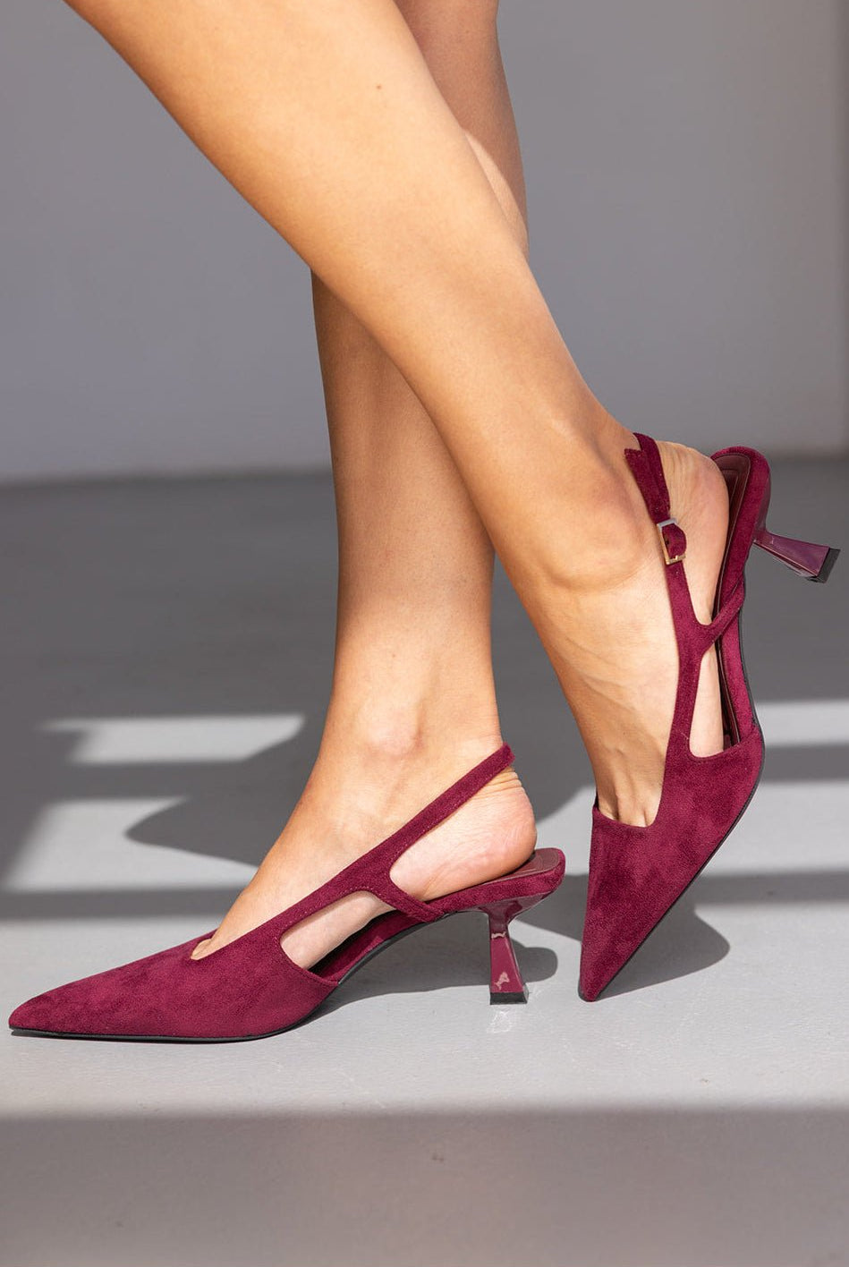 נעלי עקב קטנות לנשים, זמש בורדו, עיצוב אלגנטי ופתוח, אופנת נשים ישראלית