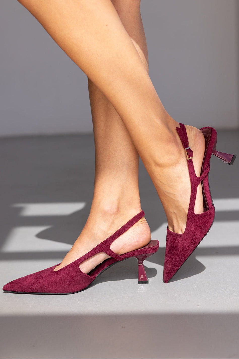 נעלי עקב קטנות לנשים, זמש בורדו, עיצוב אלגנטי ופתוח, אופנת נשים ישראלית