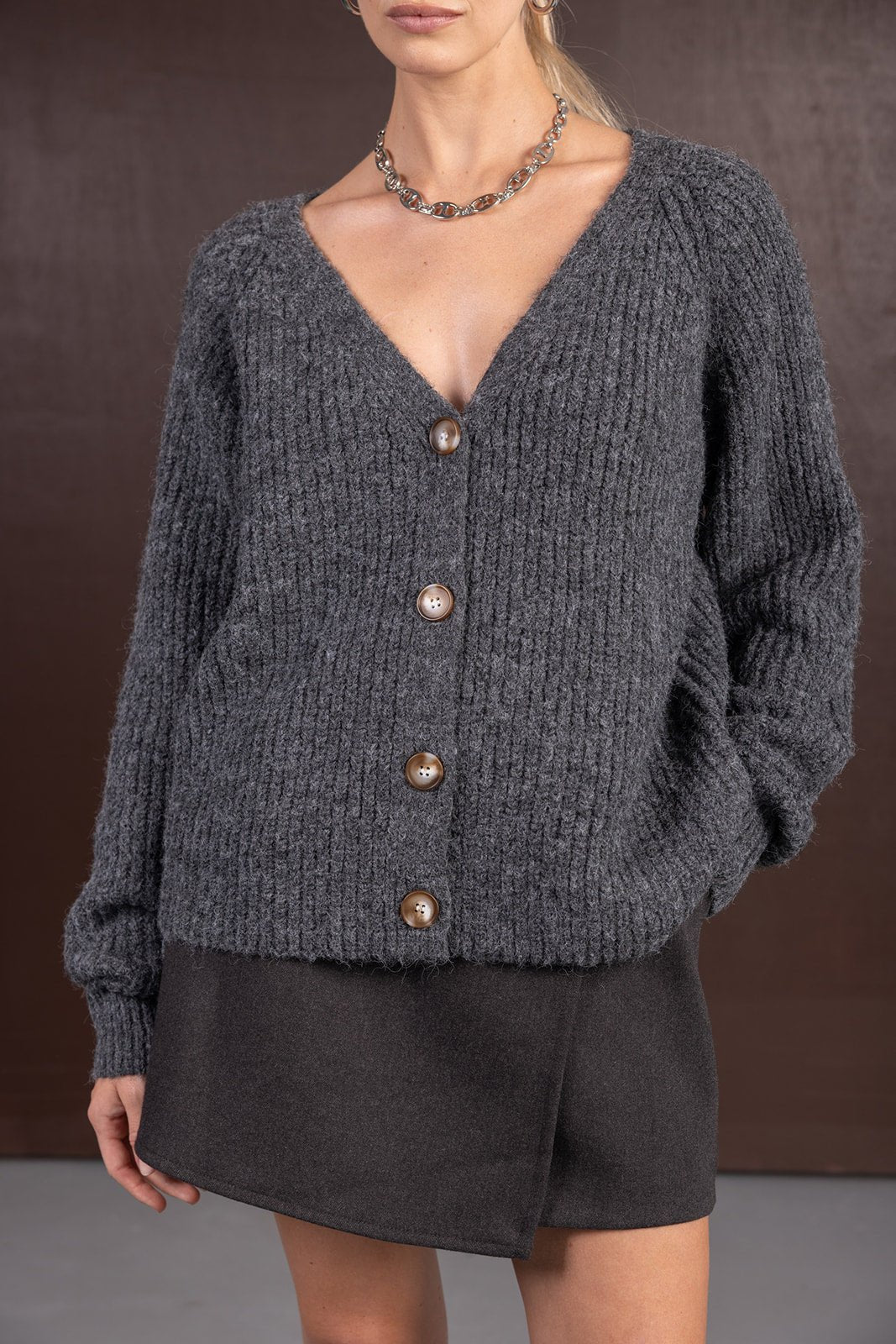 קרדיגן סריג אפור עם כפתורים אופנתיים, חולצה לנשים במראה חורפי, חצאית קצרה קלאסית
