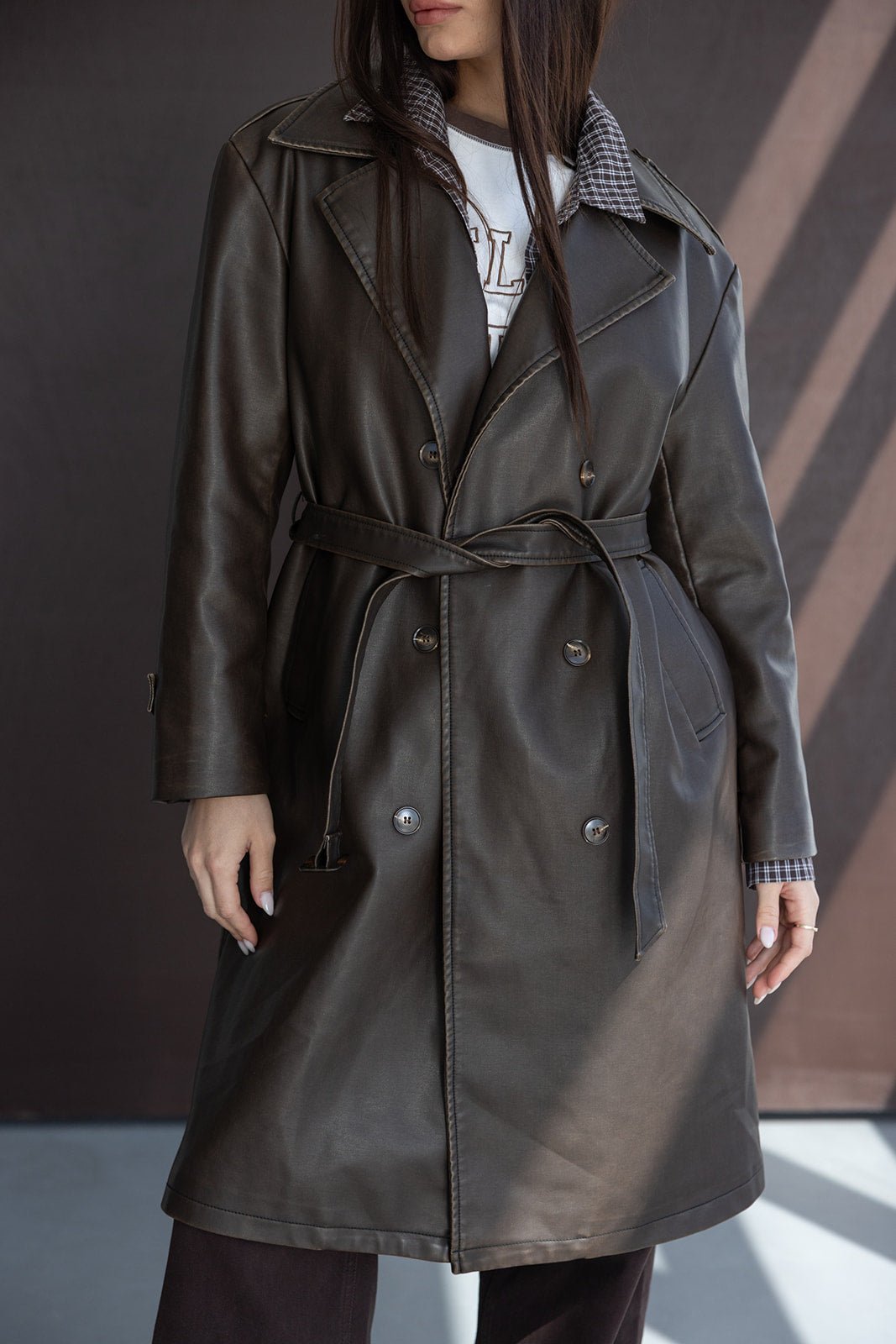 מעיל טרנץ' ארוך לנשים בצבע חום כהה עם חגורה וכפתורים, מראה אופנתי לחורף