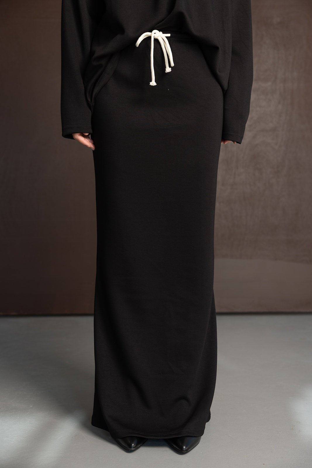 חצאית מקסי שחורה לנשים עם שרוך קשירה לבן, אופנת רחוב אלגנטית