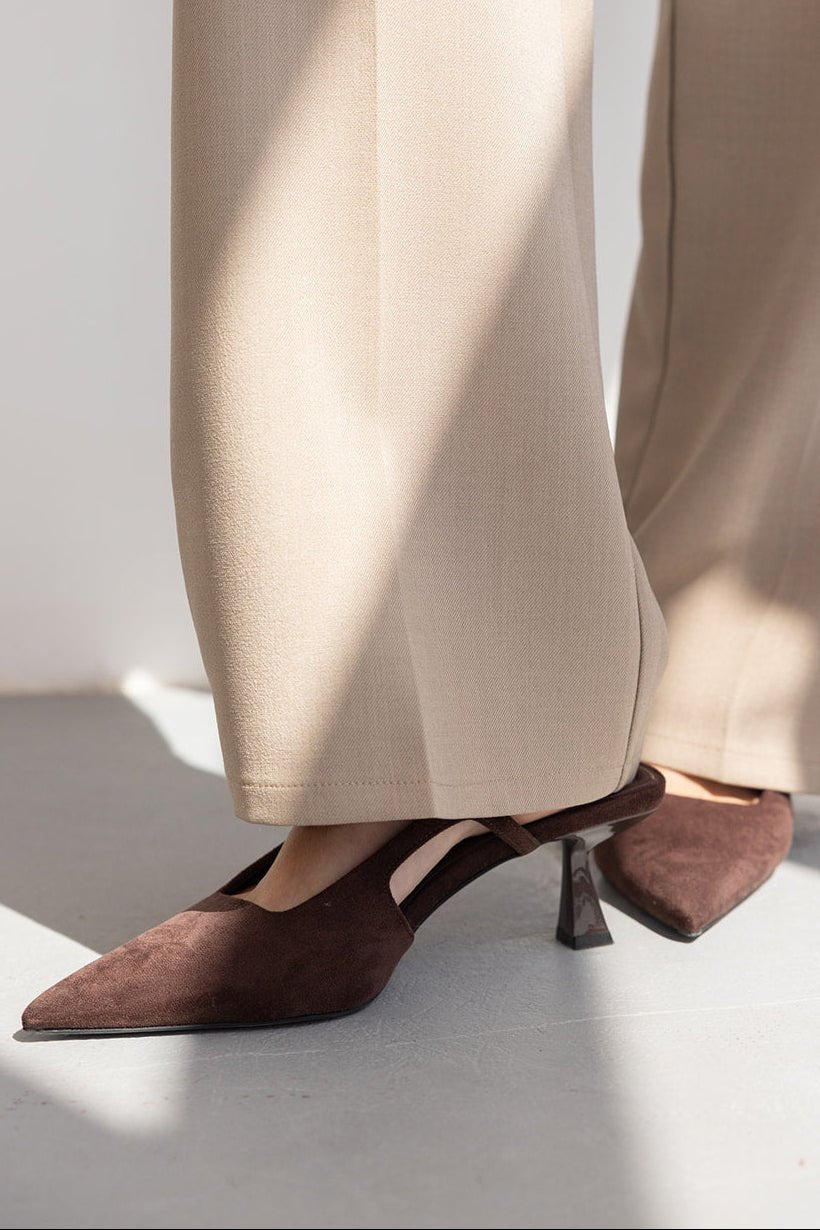 נעלי עקב חום קלאסיות לנשים עם קצה מחודד, בשילוב מכנסיים בגוון בז' אופנתי