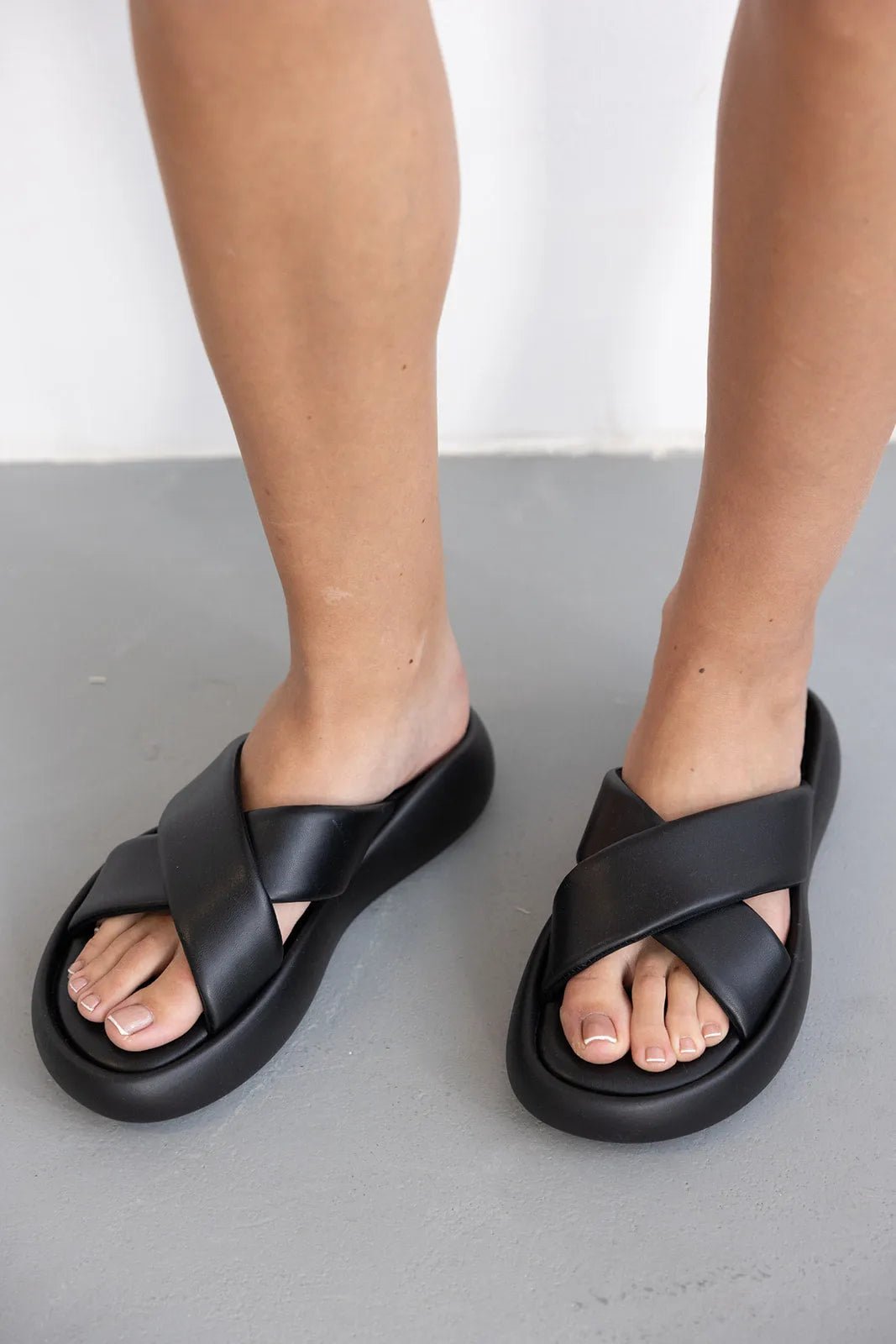 סנדלי נשים שטוחים בצבע שחור עם רצועות מוצלבות, אופנתיים לקיץ