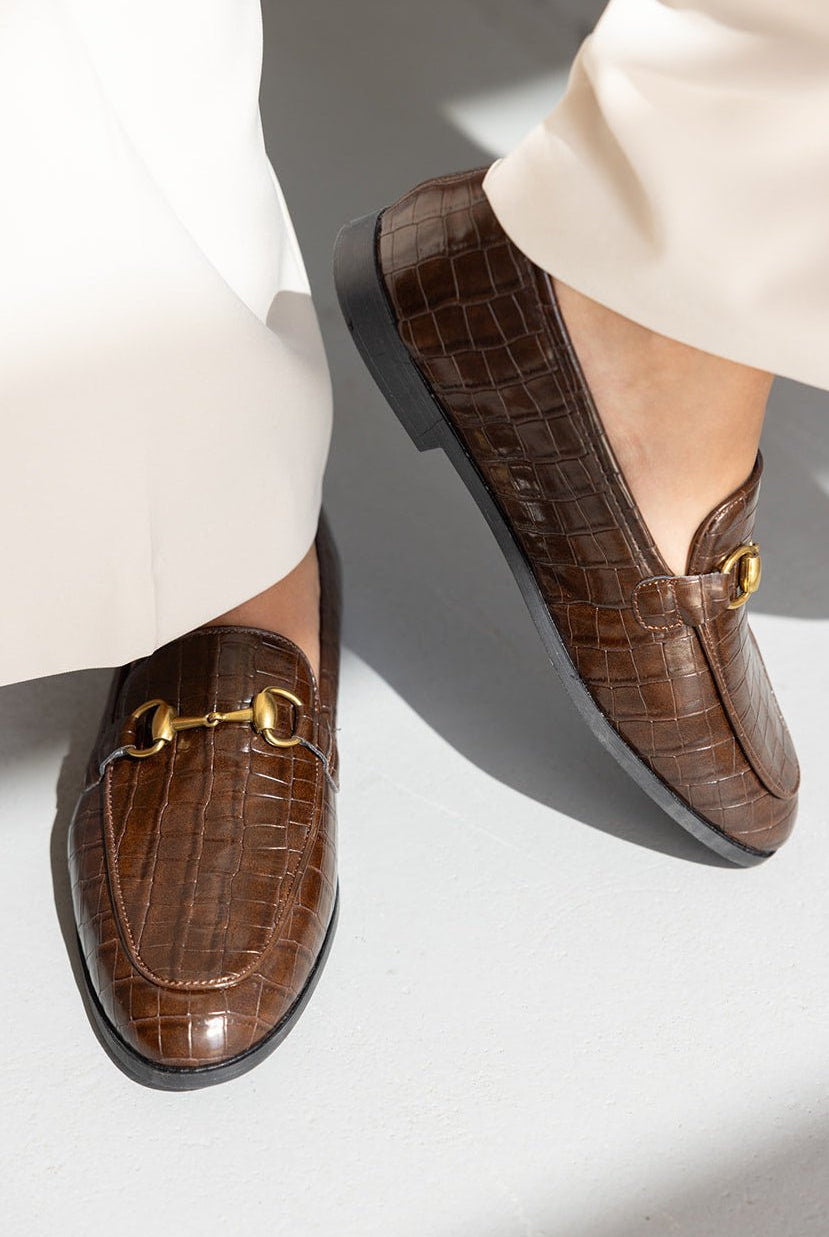 נעלי לואופר נשים חומות דמוי קרוקודיל עם אבזם זהב אופנה אלגנטית