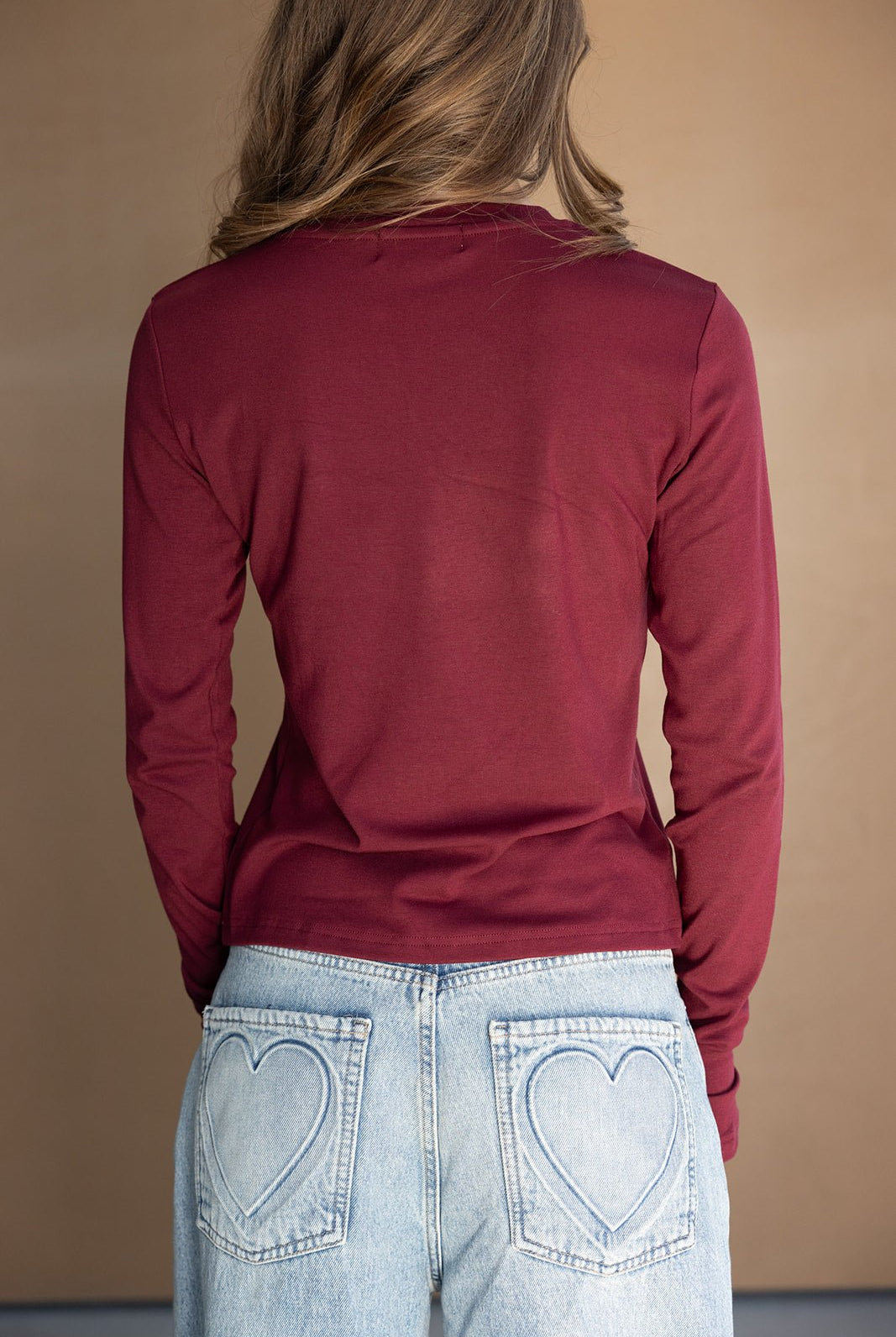 חולצת שרוול ארוך בורדו וג'ינס בהיר עם כיסי לב בגב, אופנת נשים ונערות צעירות