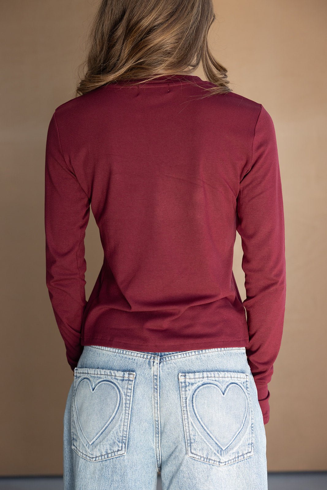 חולצת שרוול ארוך בורדו וג'ינס בהיר עם כיסי לב בגב, אופנת נשים ונערות צעירות