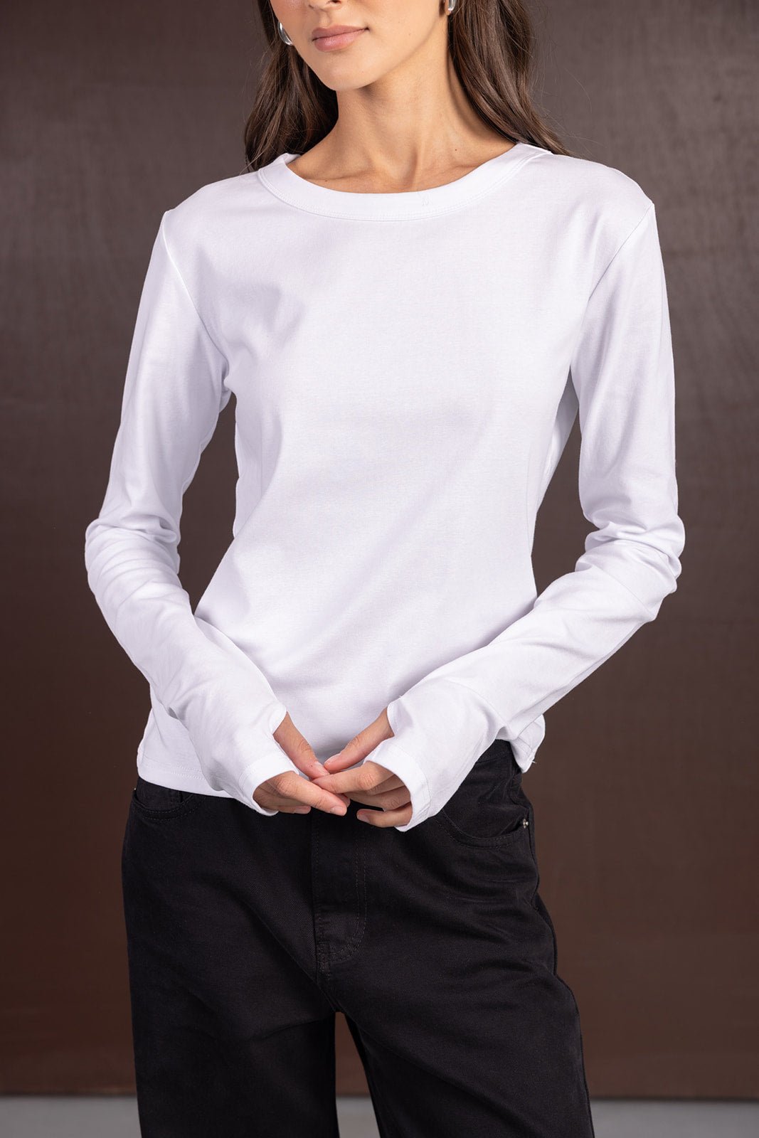 אישה לובשת חולצה לבנה ארוכה ובוקסר שחור, אופנה לנשים רשת בגדים אונליין