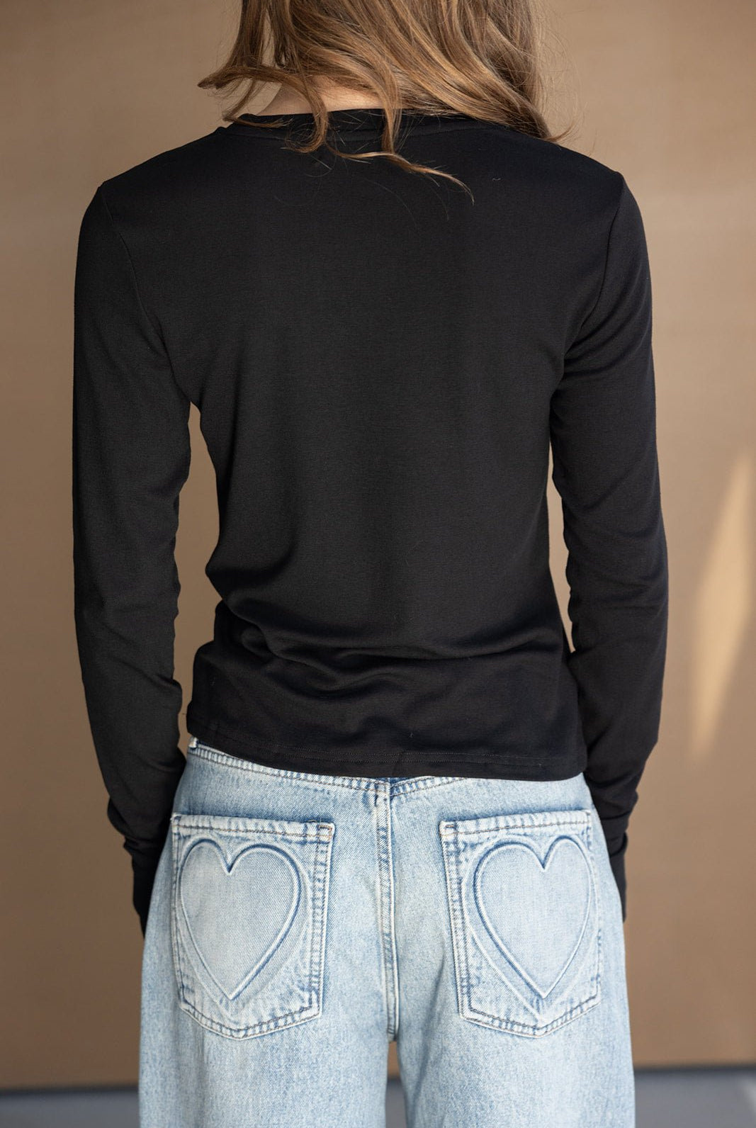 ג'ינס בהיר עם כיסים בצורת לב, חולצה שחורה שרוול ארוך, אופנה לנשים