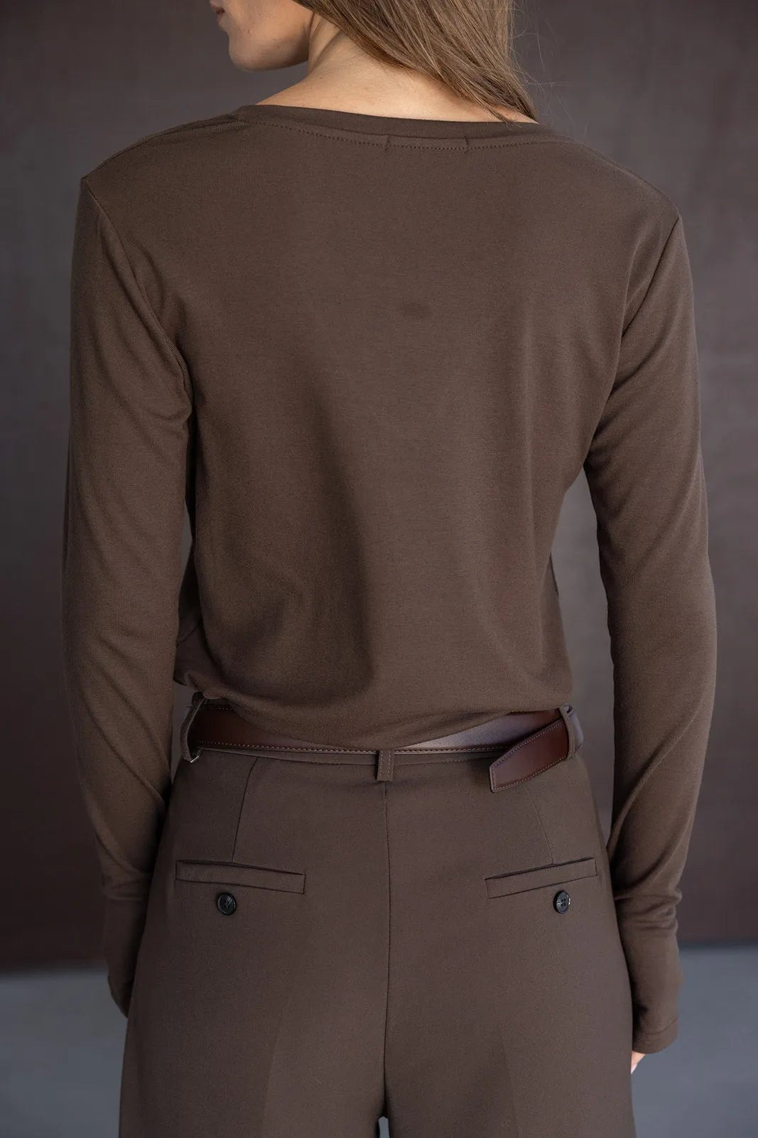 חולצה חומה ארוכה ומכנסיים מחויטים חומים לנשים, מבט מאחור, לבוש אופנתי לנערות