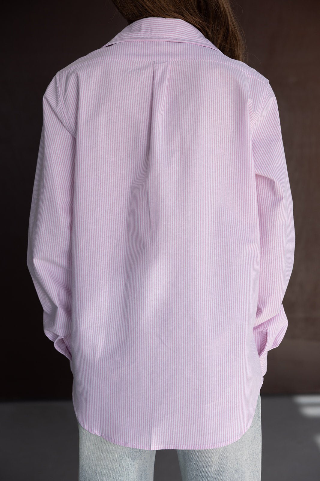 חולצת נשים מכופתרת מפוספסת ורוד לבן, מבט מאחור, אופנת קיץ לנערות