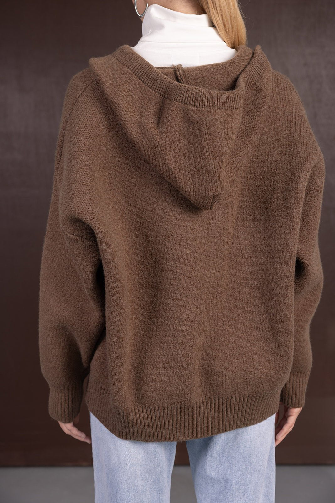 סווטשירט חום עם קפוצ'ון מבד סריג, שרוולים רחבים, לבוש קז'ואל לנשים