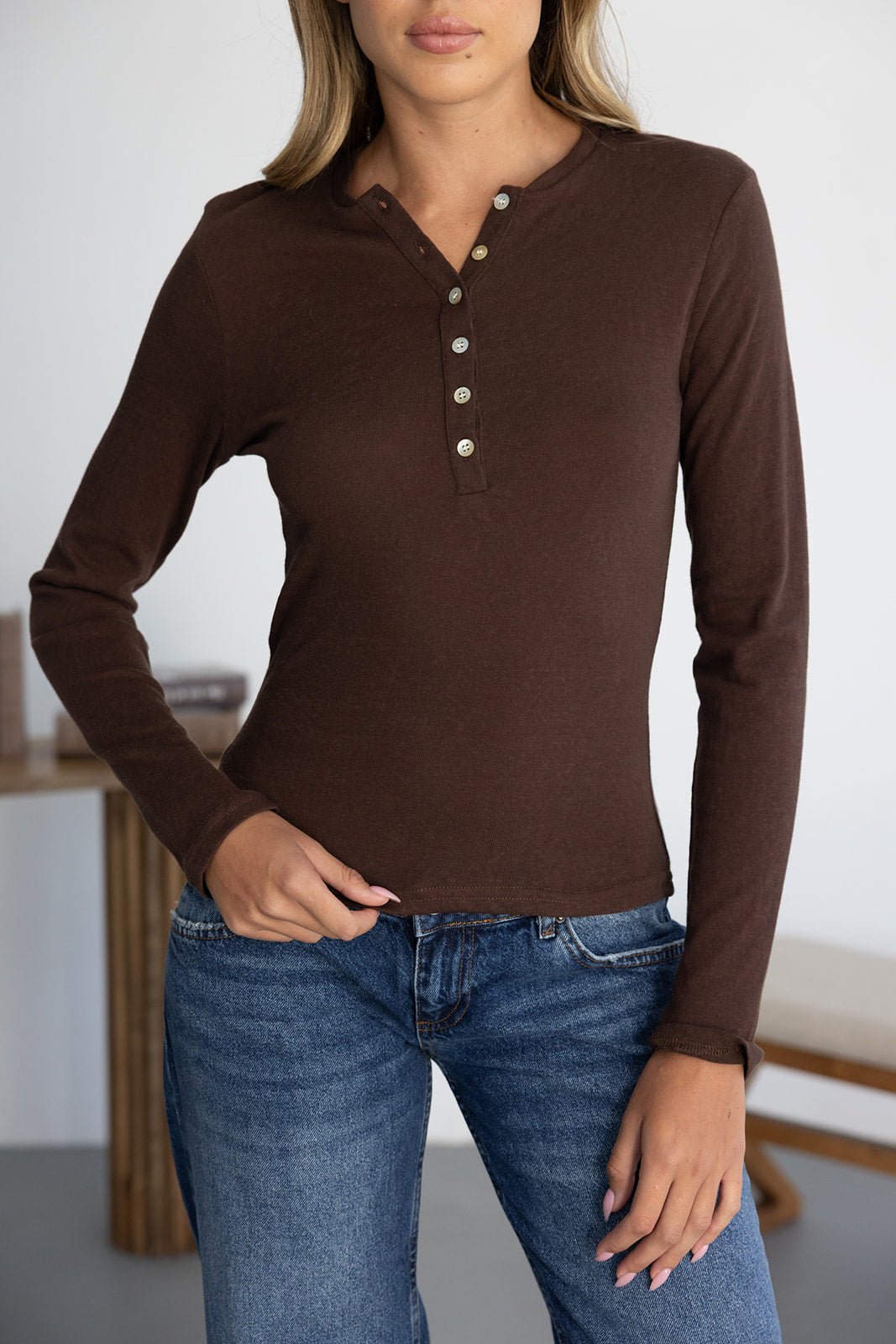 חולצת נשים חום כהה ארוכה עם כפתורים וצווארון עגול, ג'ינס קלאסי, אופנת נשים צעירה