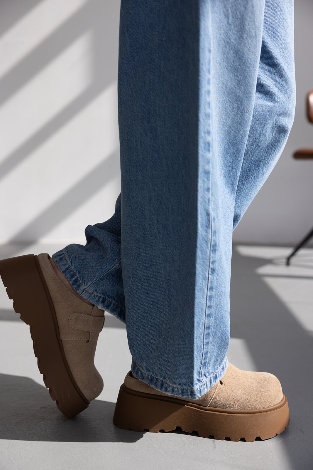 נעלי פלטפורמה חאקי לנשים עם סוליה עבה, ג'ינס כחול רחב, אופנת רחוב צעירה